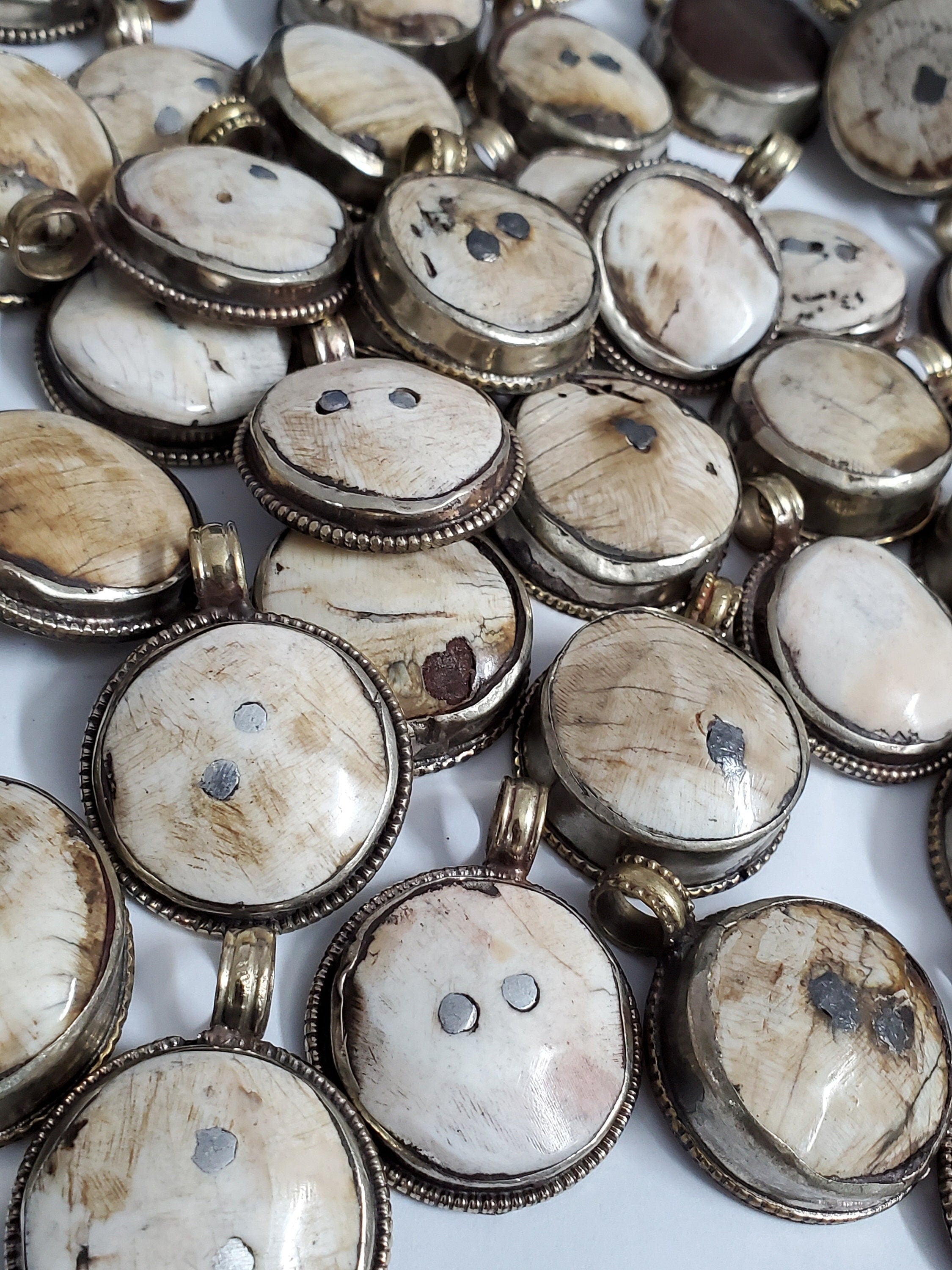 Rustic crude finish 1 pendant - Tibetan silver encased naga conch shell tribal pendant with carving on reverse side - PM530