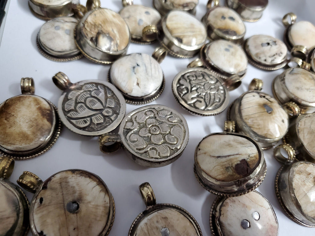 Rustic crude finish 1 pendant - Tibetan silver encased naga conch shell tribal pendant with carving on reverse side - PM530