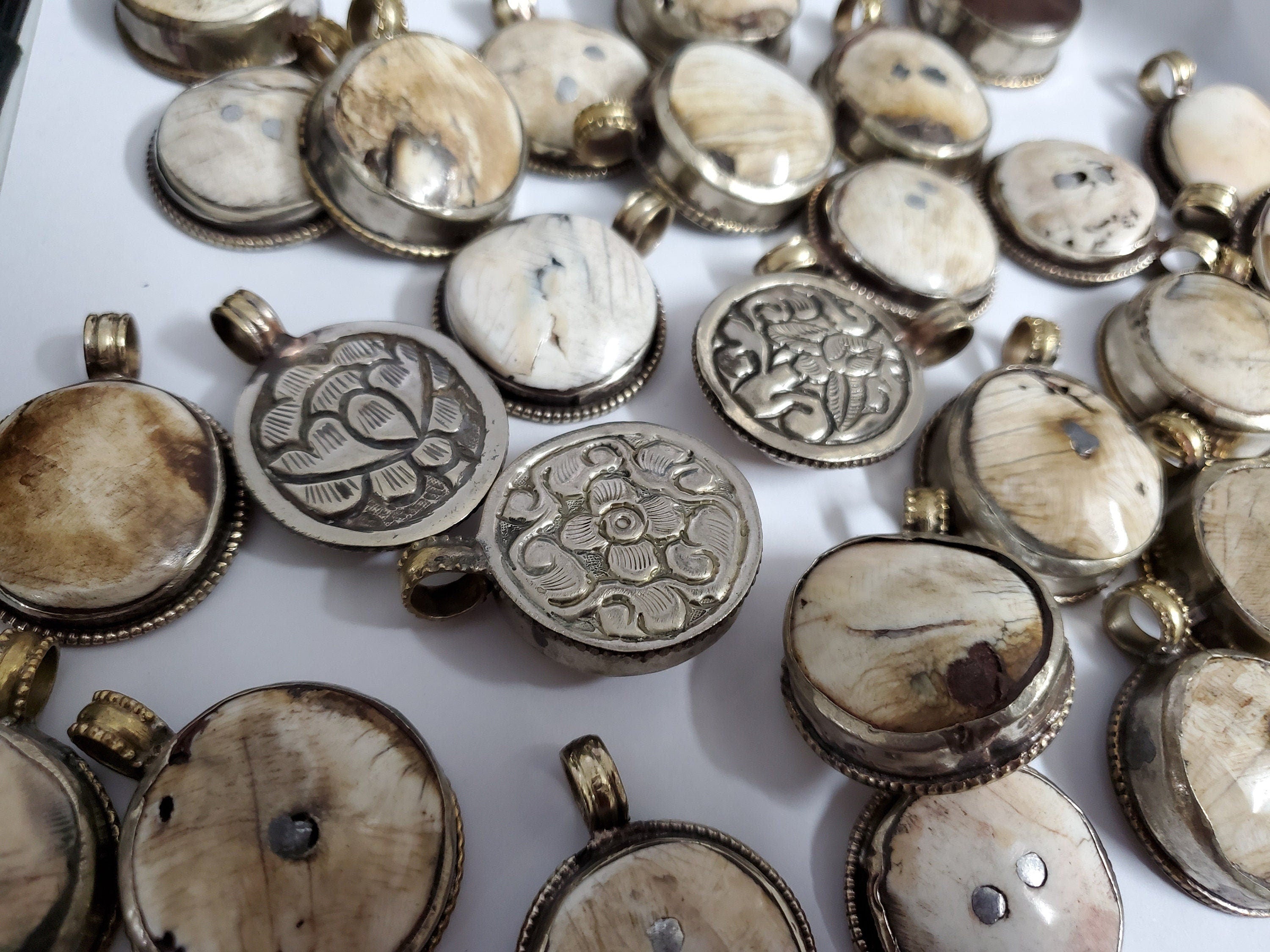 Rustic crude finish 1 pendant - Tibetan silver encased naga conch shell tribal pendant with carving on reverse side - PM530