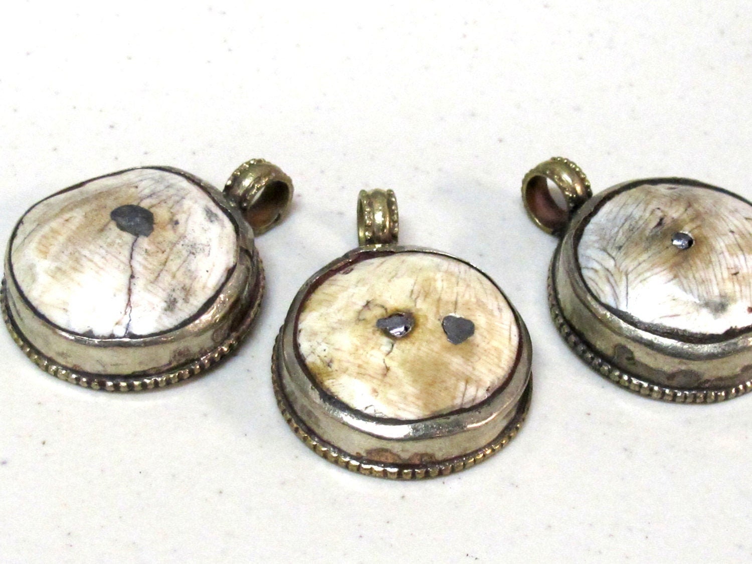 Rustic crude finish 1 pendant - Tibetan silver encased naga conch shell tribal pendant with carving on reverse side - PM530