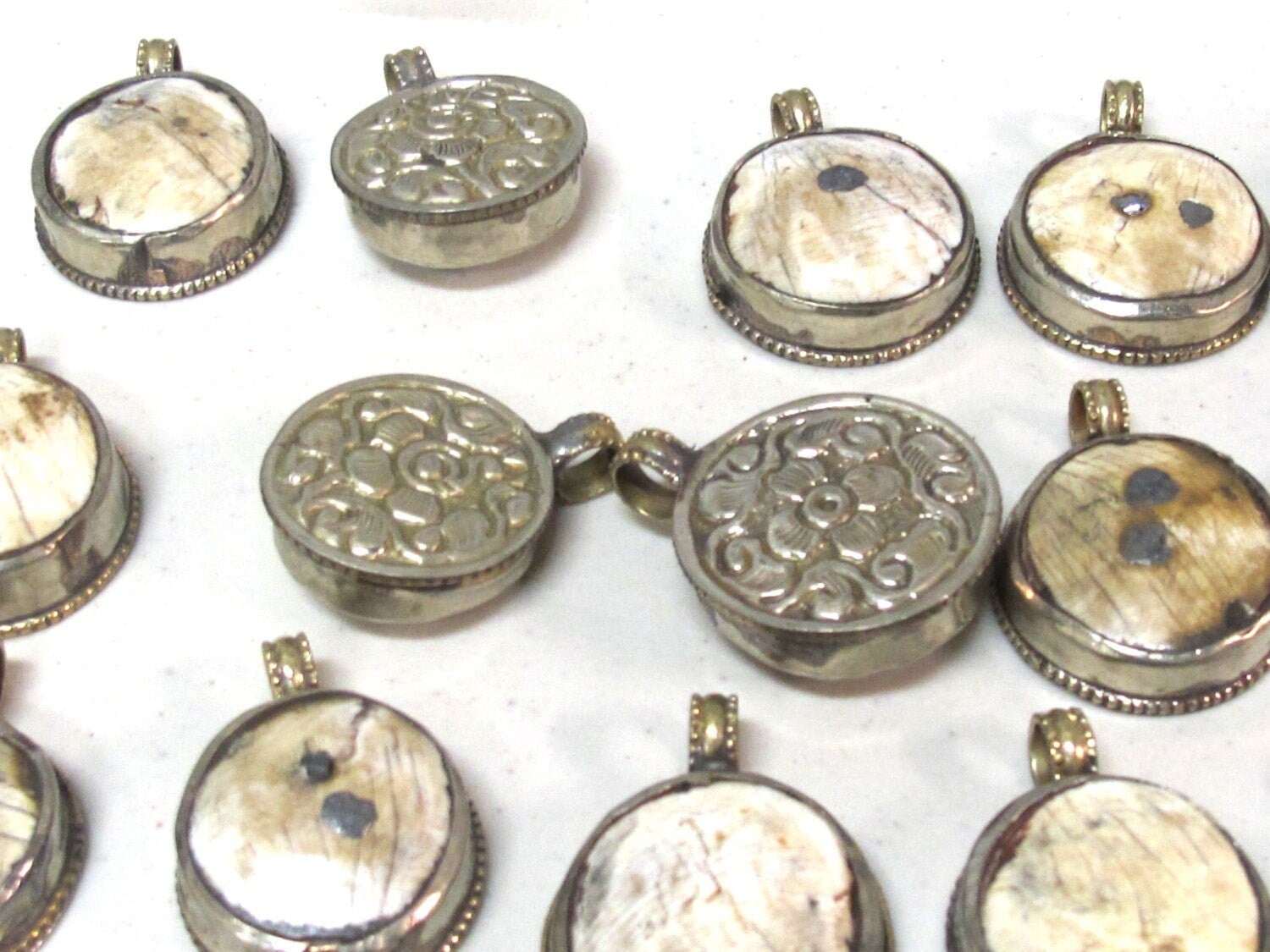 Rustic crude finish 1 pendant - Tibetan silver encased naga conch shell tribal pendant with carving on reverse side - PM530