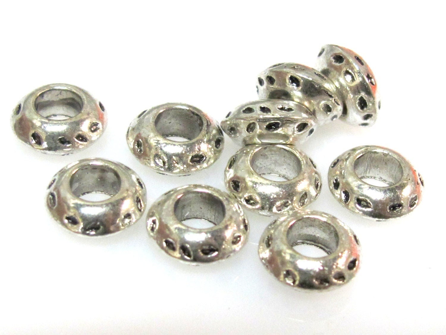 10 Beads - Round donut shape antiqued silver tone beads 11 mm x 5 mm - BD941