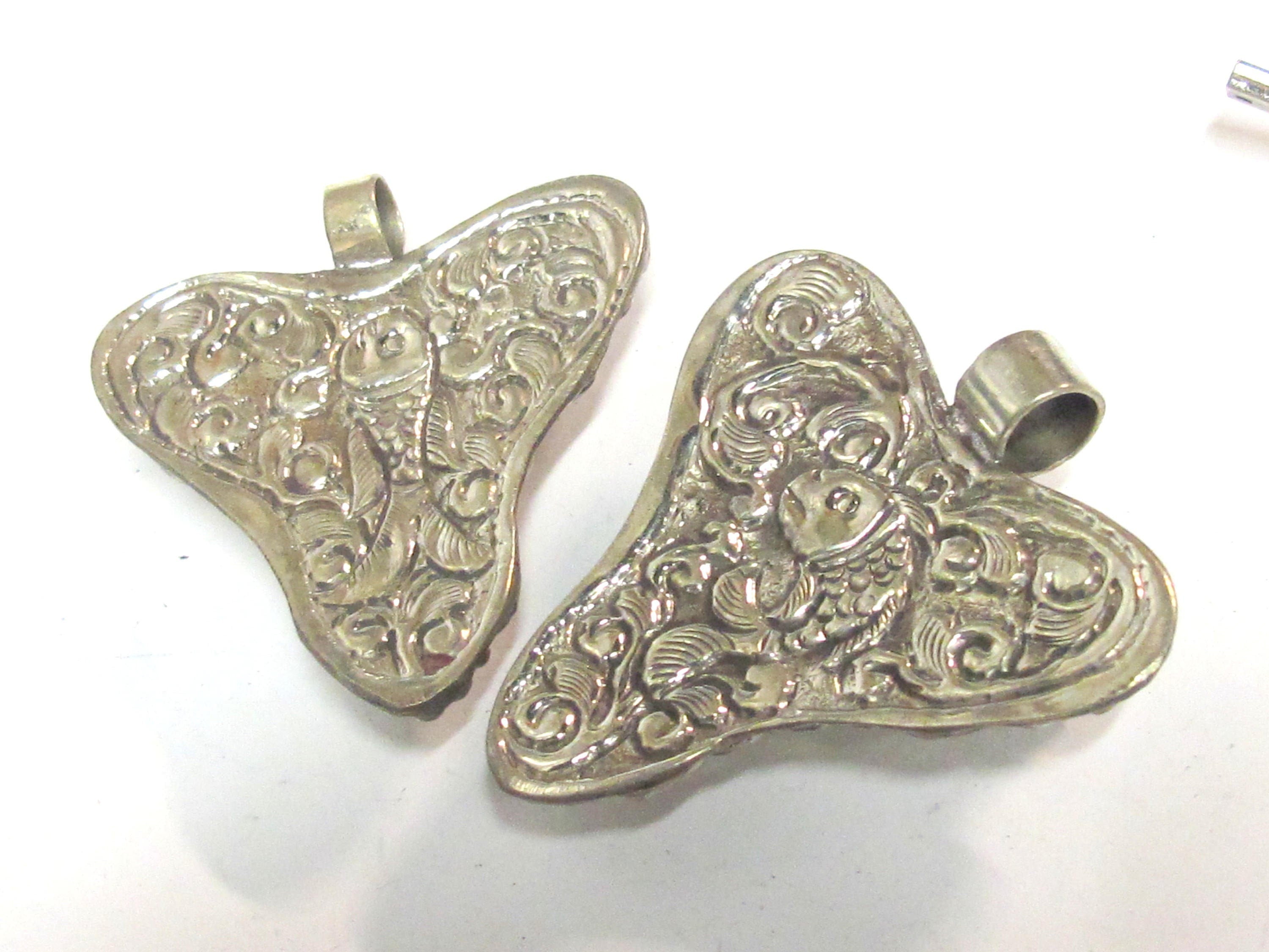 1 Pendant - Ethnic Tibetan triangular arrowhead shape coral inlaid pendant from Nepal with floral fish carving on reverse side - PM585B