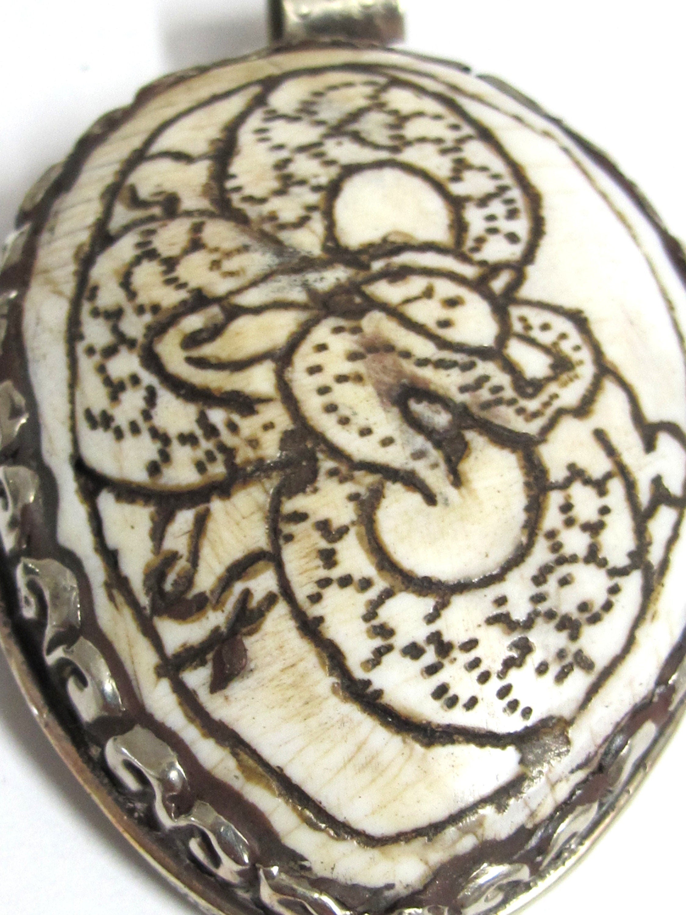 OOAK Tibetan dragon carved conch shell pendant Large heavy bold unique jewelry pendant with tibetan dragon carving Nepal pendants - PM458G