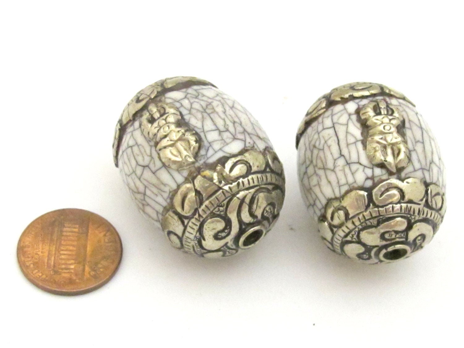 1 bead - Large Tibetan white crackle resin capped bead with tibetan silver dorje vajra symbol - BD724