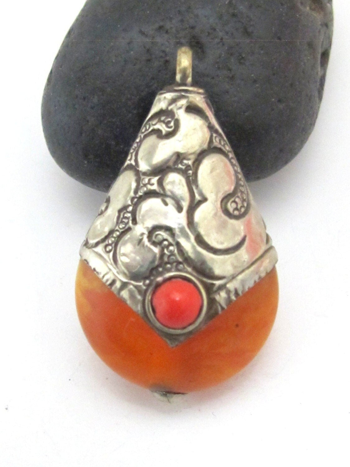 Reversible Teardrop shape Tibetan silver capped copal resin pendant - 1 pendant - PM182
