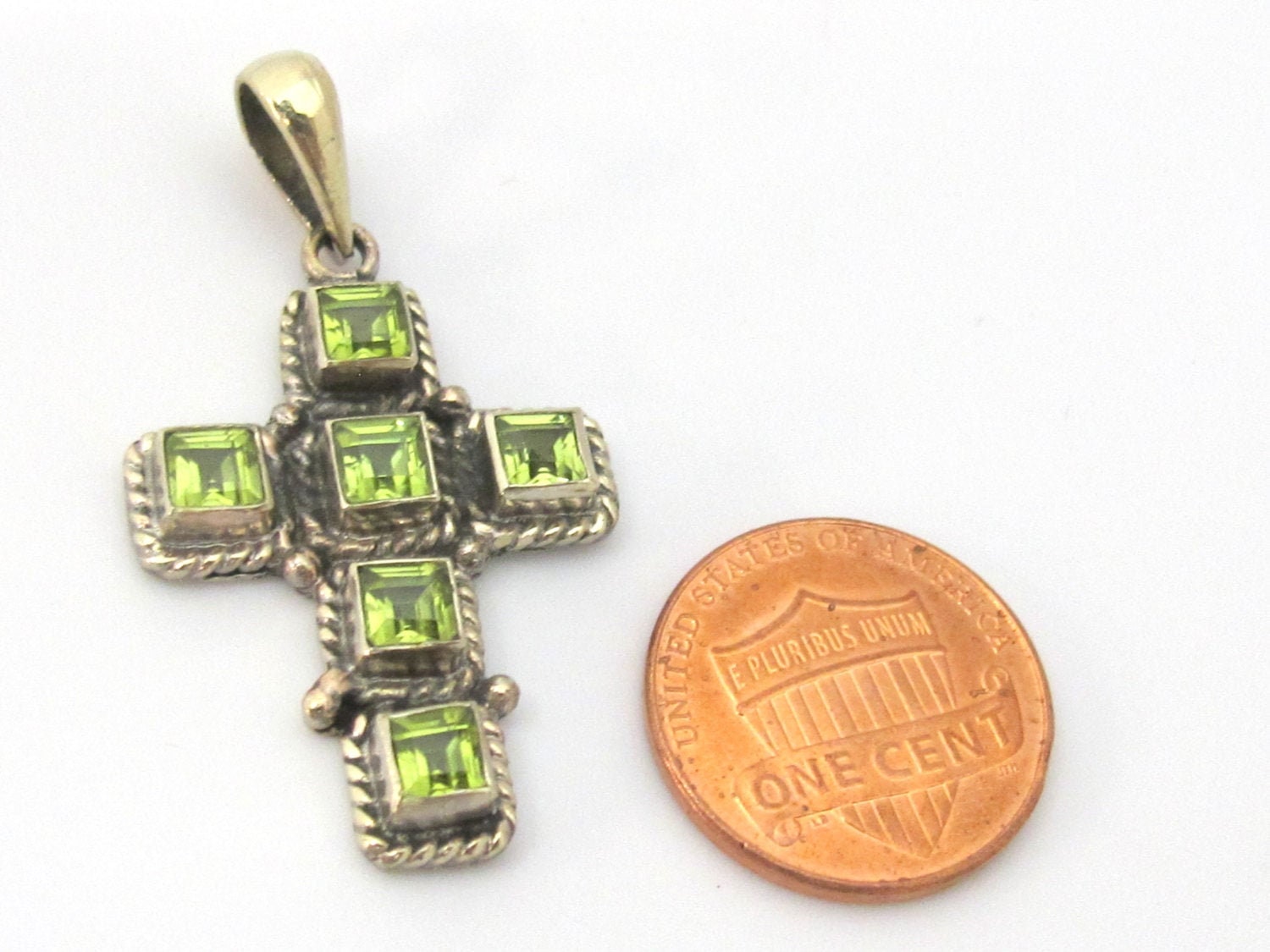 1 Pendant - Tibetan silver faceted green peridot gemstone cross pendant from Nepal - PM446B