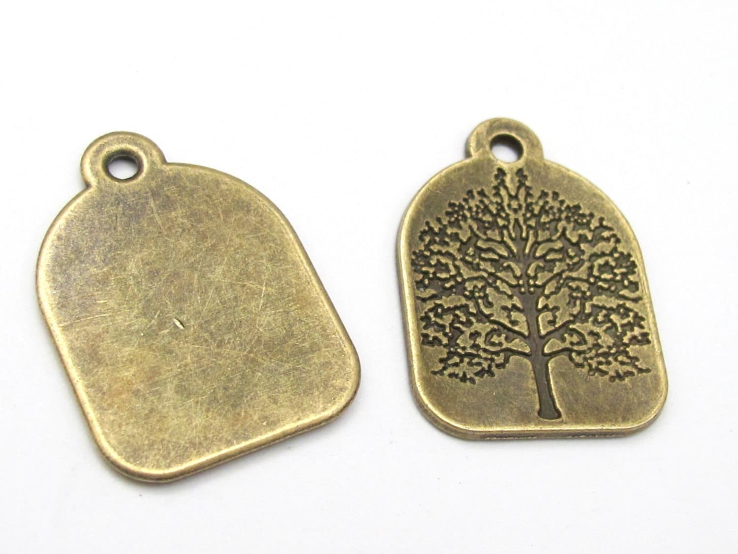 4 pieces - Antiqued Brass color Tree of life charm pendants 31mm x 22mm - CM021