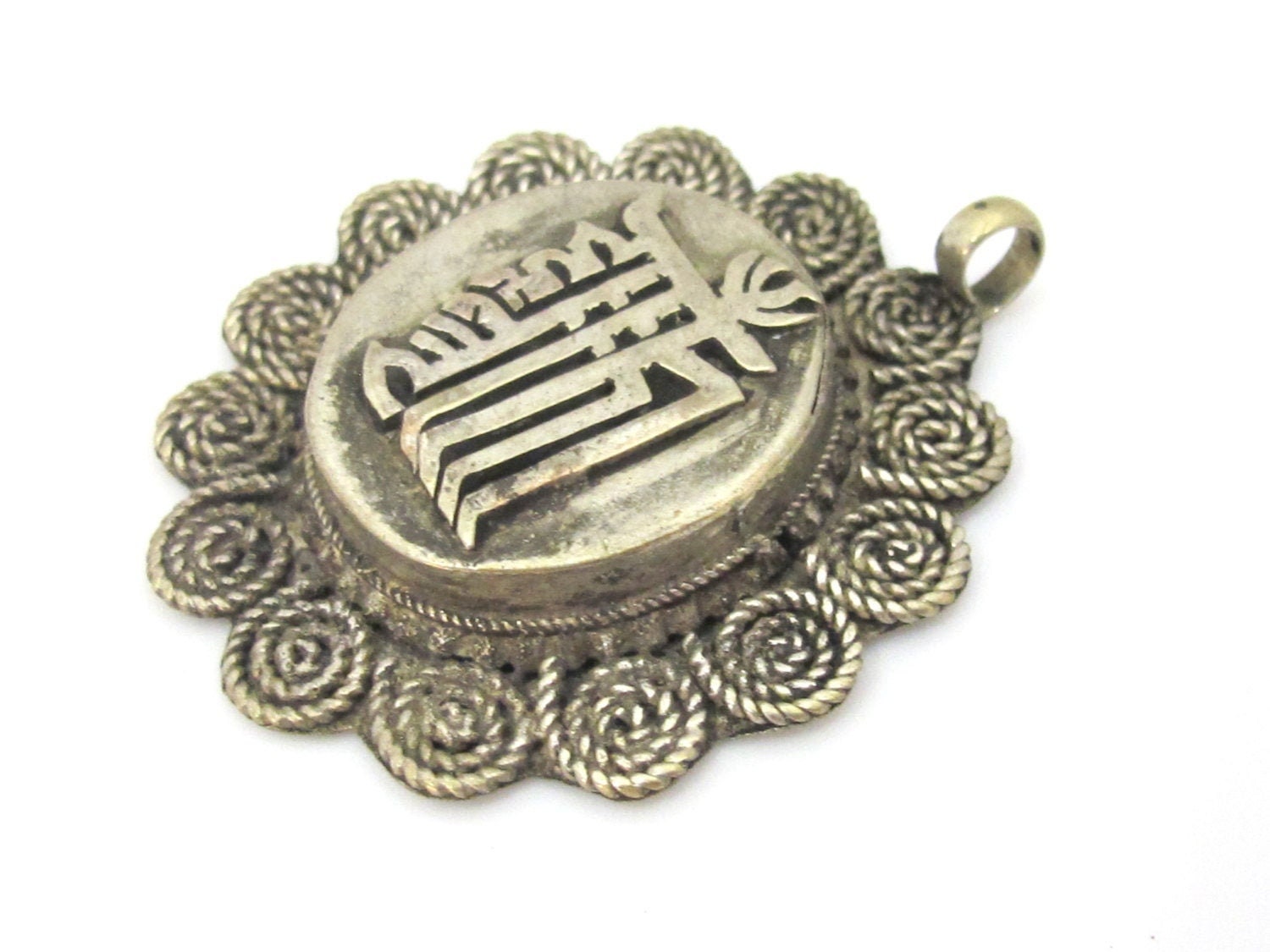 1 Pendant - Tibetan silver kalachakra mantra spiral filigree pendant from Nepal - CP108