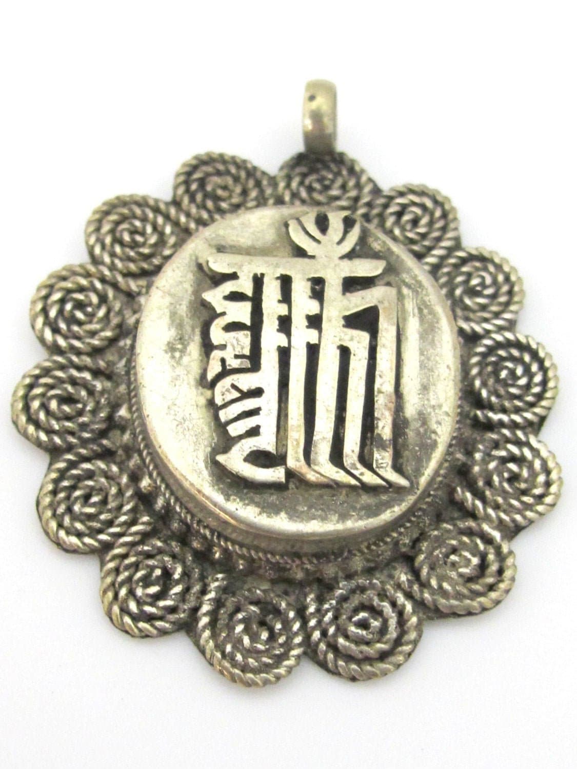 1 Pendant - Tibetan silver kalachakra mantra spiral filigree pendant from Nepal - CP108