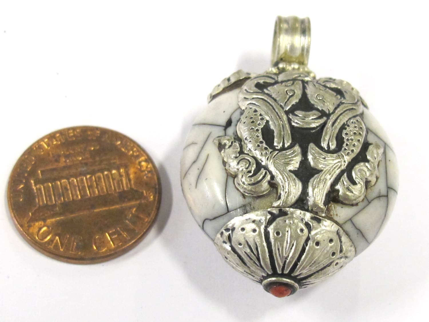 1 Pendant - Reversible Tibetan silver double fish symbol white crackle resin pendant from Nepal - PM399