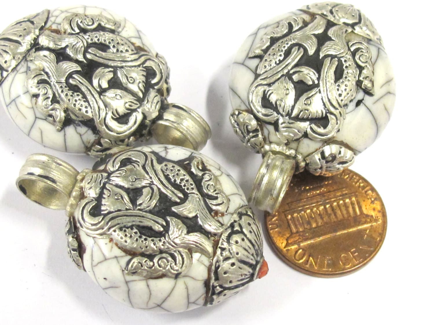 1 Pendant - Reversible Tibetan silver double fish symbol white crackle resin pendant from Nepal - PM399