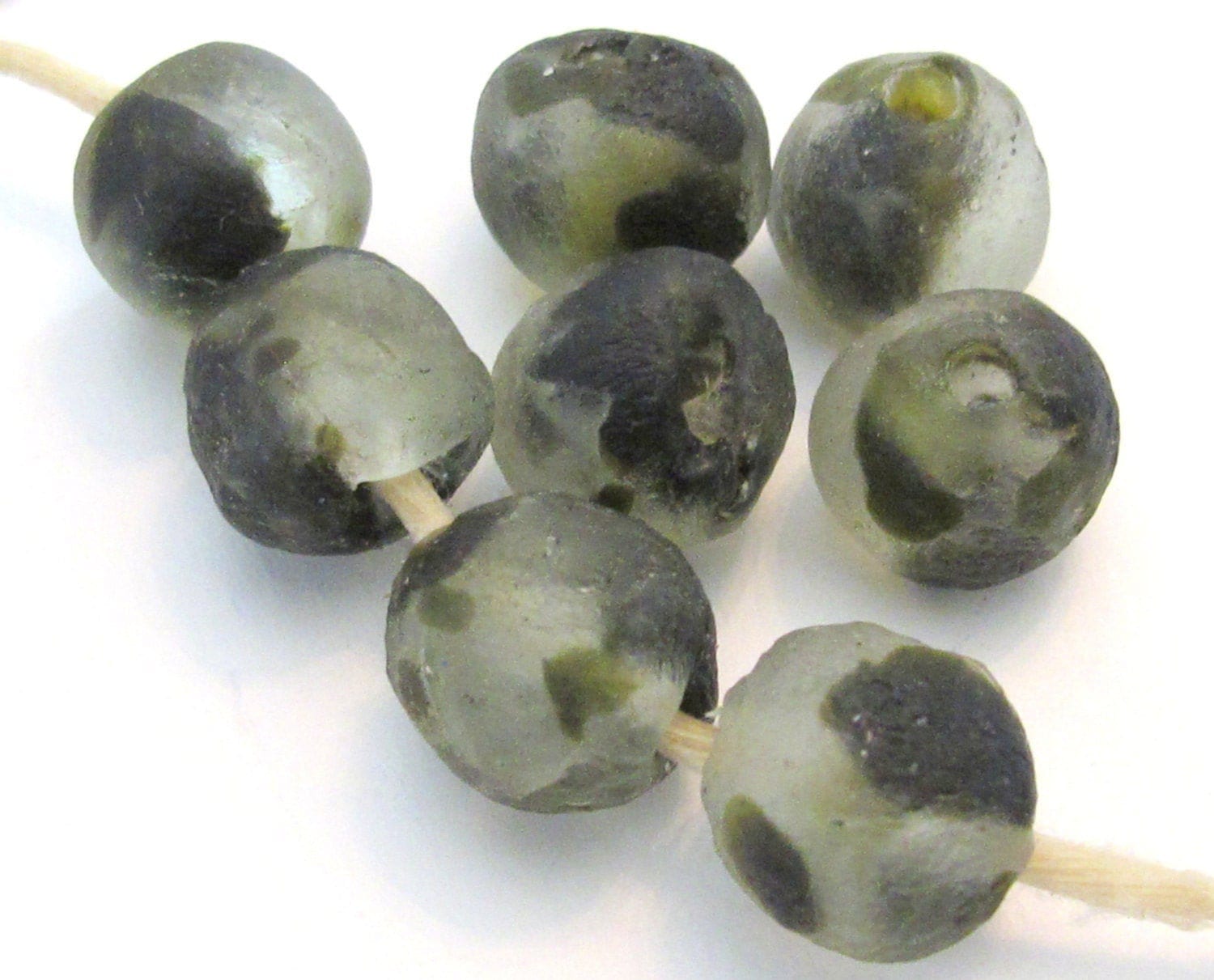 8 BEADS - Thick spotted recycled ethnic ghana recycled glass beads grey black white tone - AB011