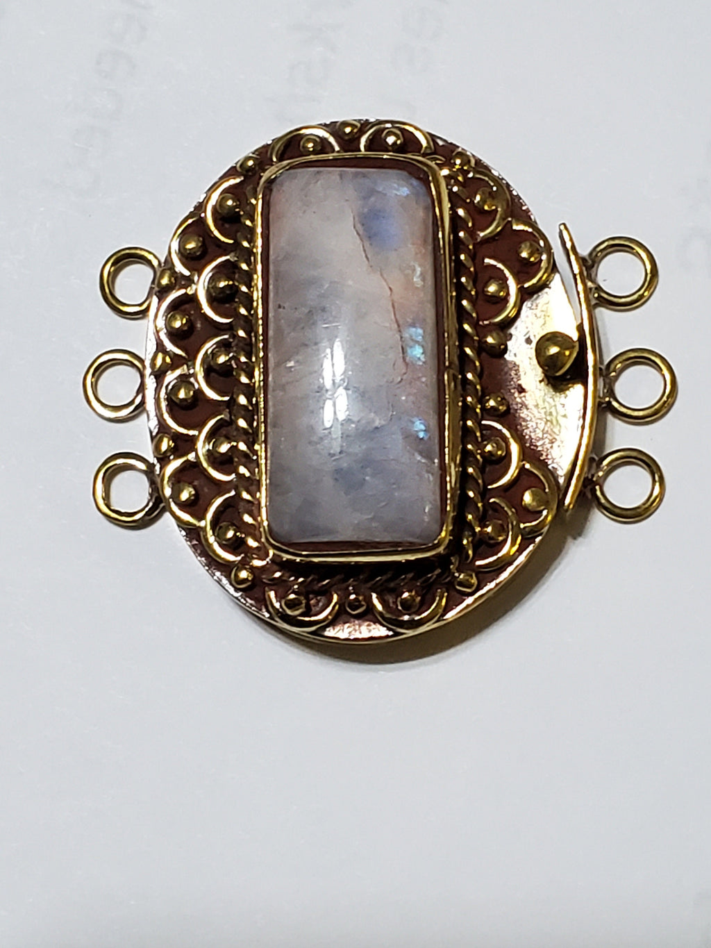 1 clasp - Beautiful oval shape ethnic Nepalese moonstone inlaid brass clasp pendant - PM369D