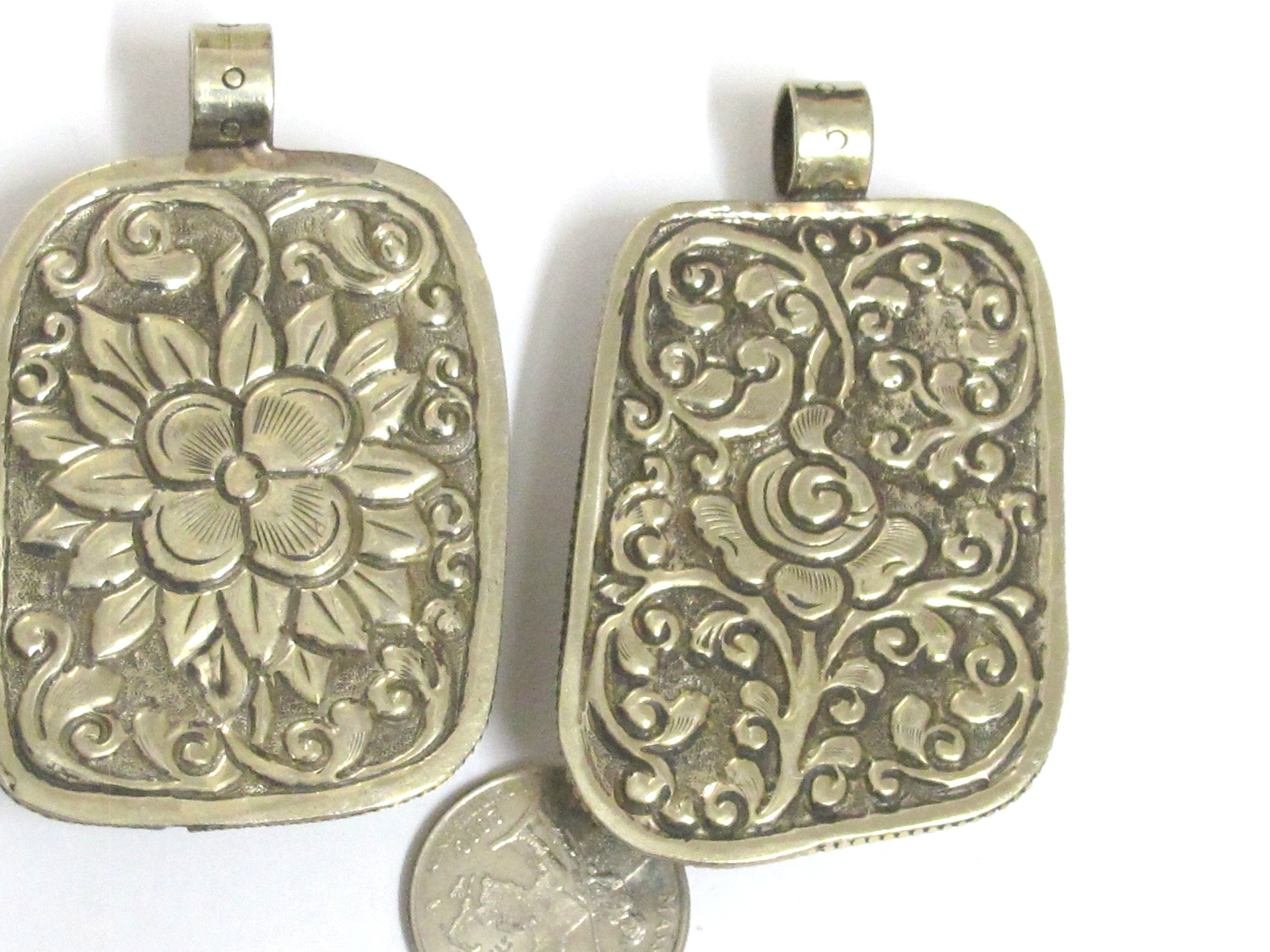 1 Pendant - Large Ethnic Tibetan carved recycled cattle bone frog design pendant with flower carving on reverse side - PB001D