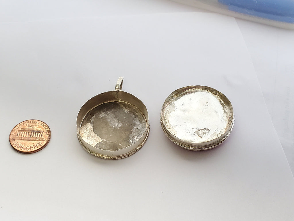 Beautiful Tibetan Buddha face Box Pendant with dyed inlay - PM148b Nepalbeadshop