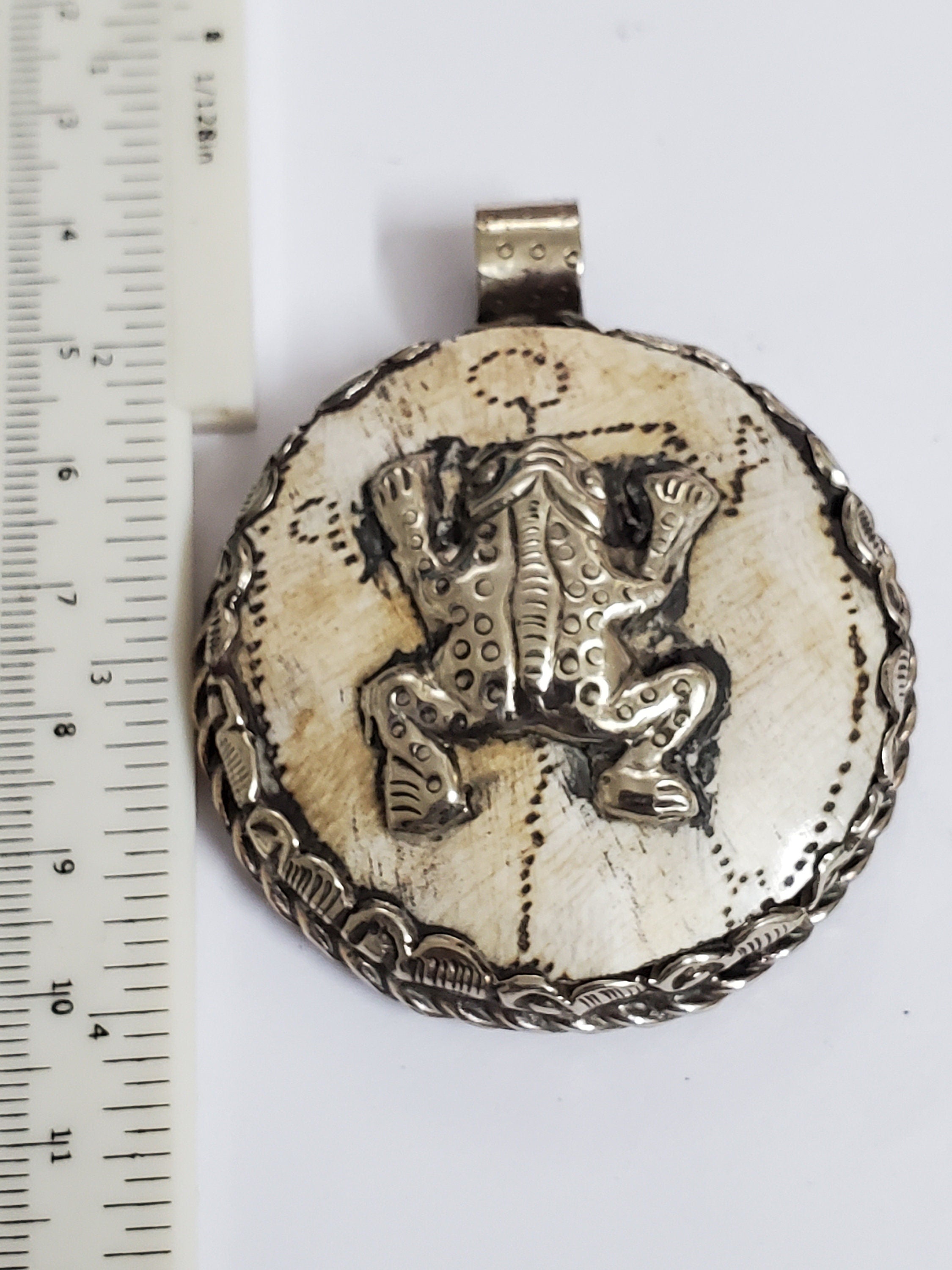Tibetan animal frog design conch shell unique pendant with reverse side bee flower design - PM199C