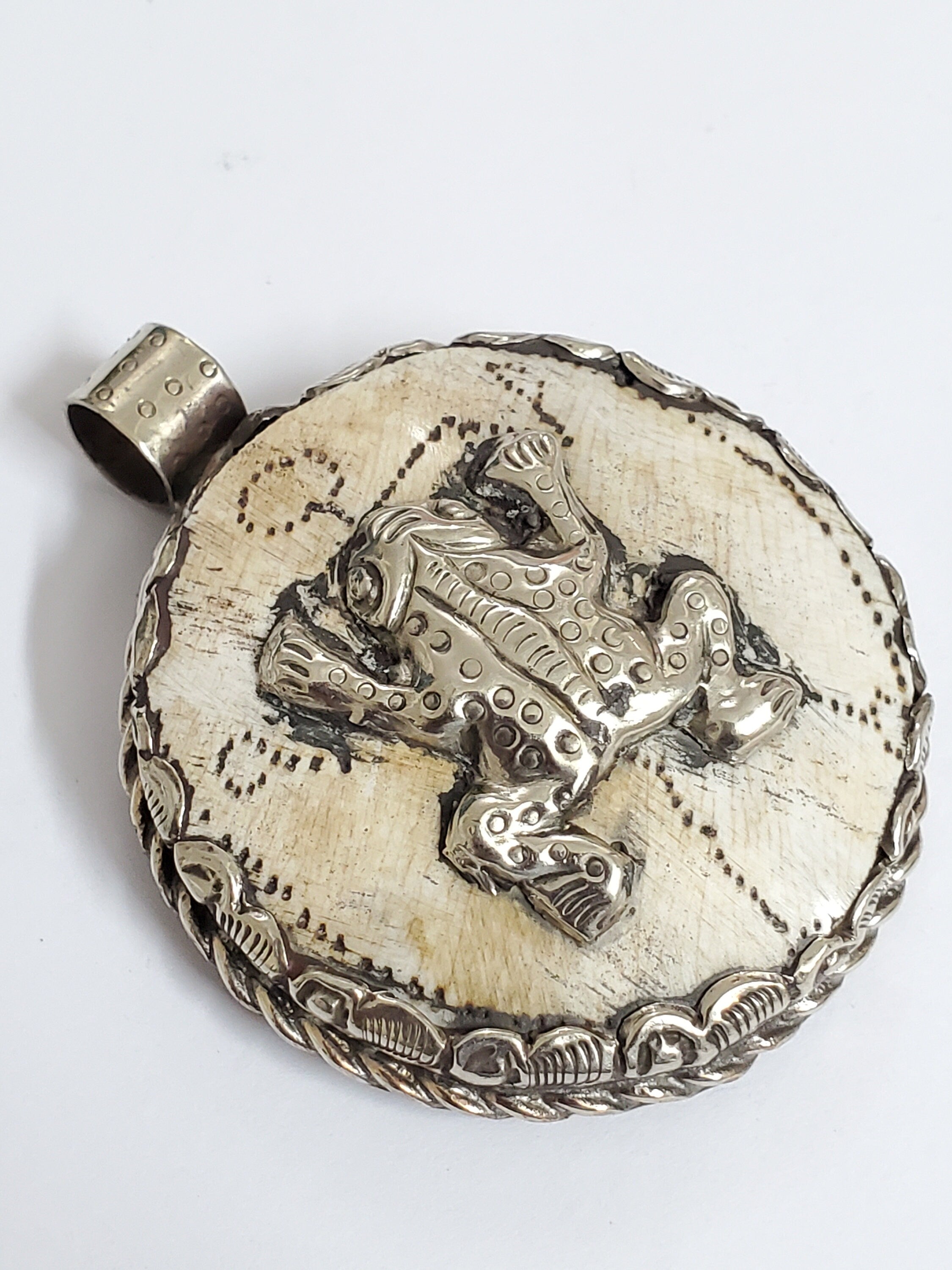 Tibetan animal frog design conch shell unique pendant with reverse side bee flower design - PM199C