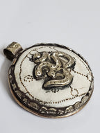1 pendant - Ethnic tribal Tibetan om naga conch shell pendant Ohm Aum om mantra Nepal yoga meditation jewelry making - PM199D