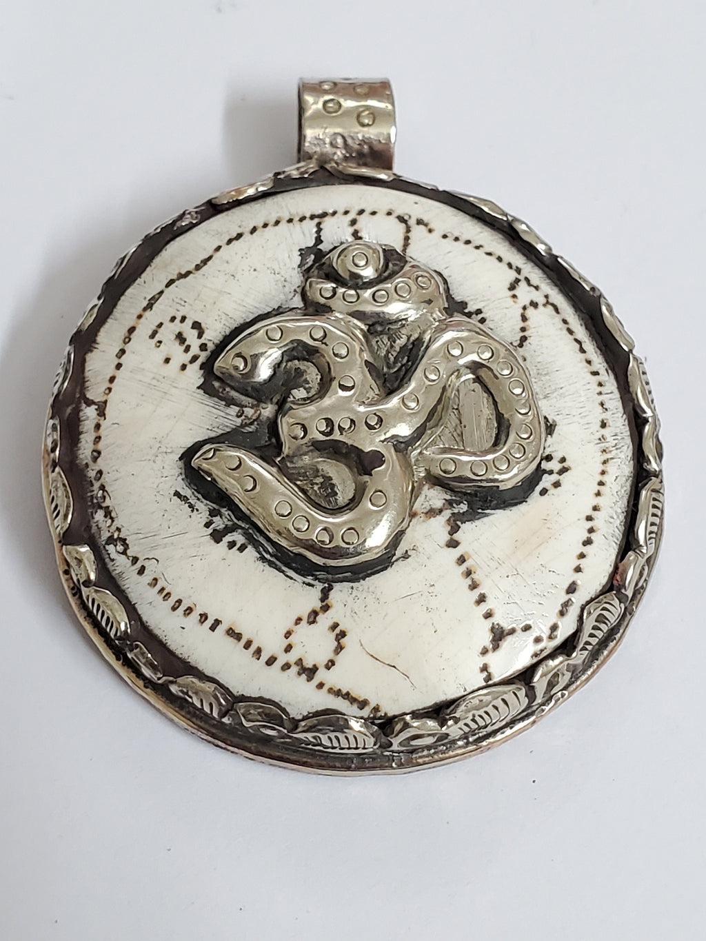 1 pendant - Ethnic tribal Tibetan om naga conch shell pendant Ohm Aum om mantra Nepal yoga meditation jewelry making - PM199D