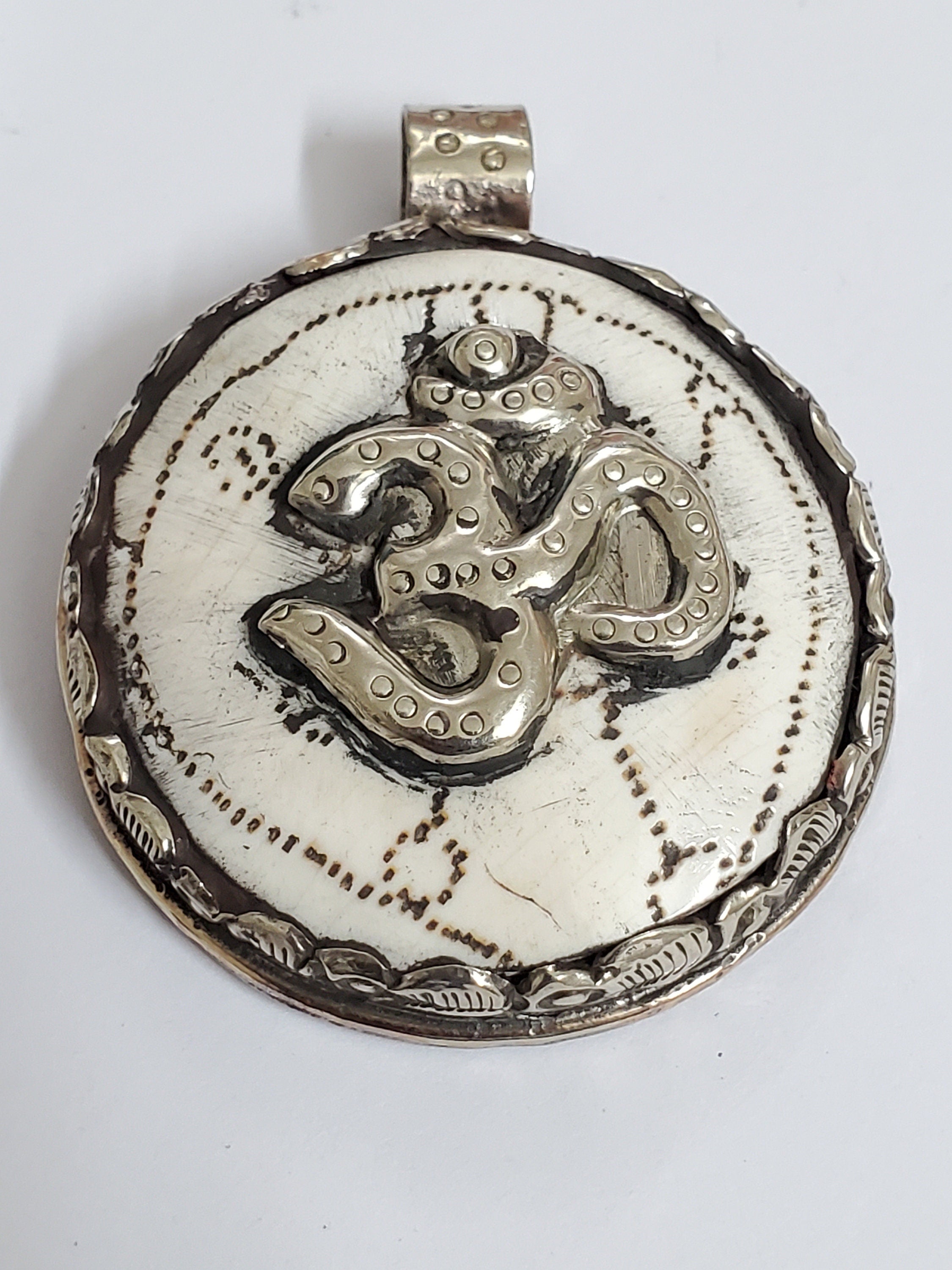 1 pendant - Ethnic tribal Tibetan om naga conch shell pendant Ohm Aum om mantra Nepal yoga meditation jewelry making - PM199D