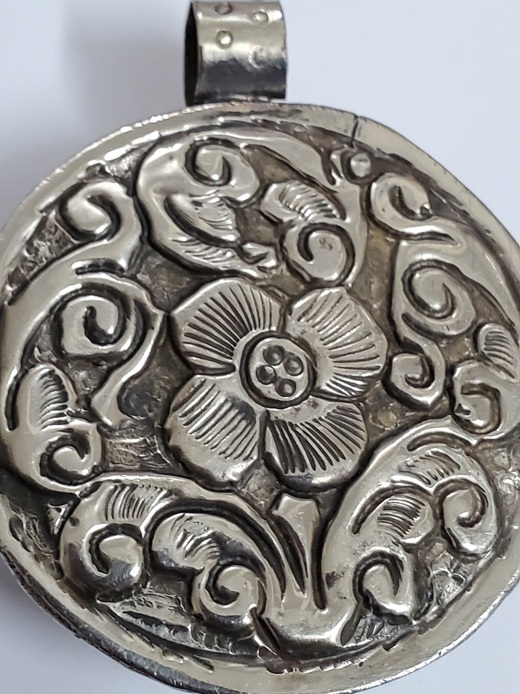 1 pendant - Ethnic tribal Tibetan om naga conch shell pendant Ohm Aum om mantra Nepal yoga meditation jewelry making - PM199D