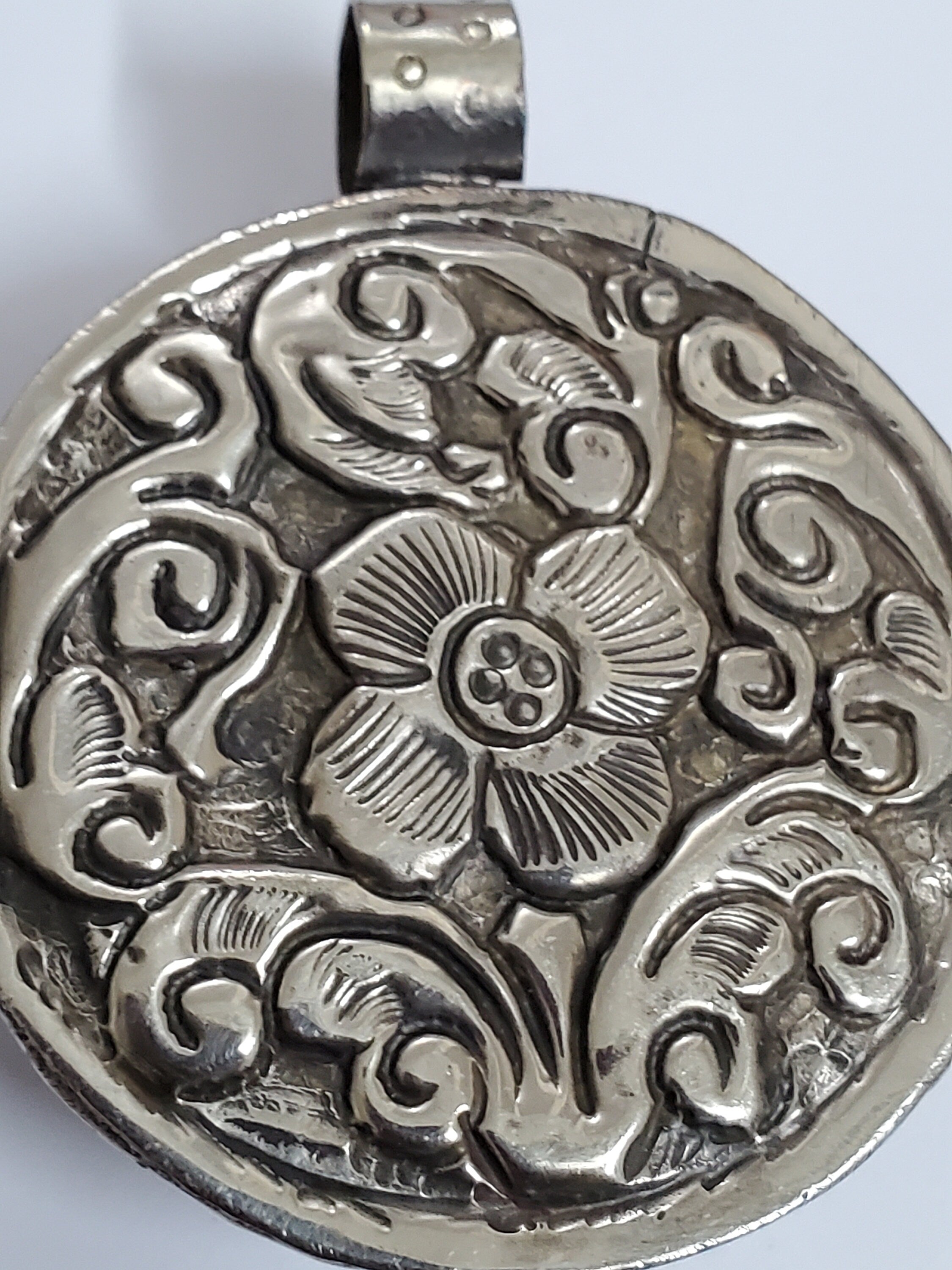 1 pendant - Ethnic tribal Tibetan om naga conch shell pendant Ohm Aum om mantra Nepal yoga meditation jewelry making - PM199D