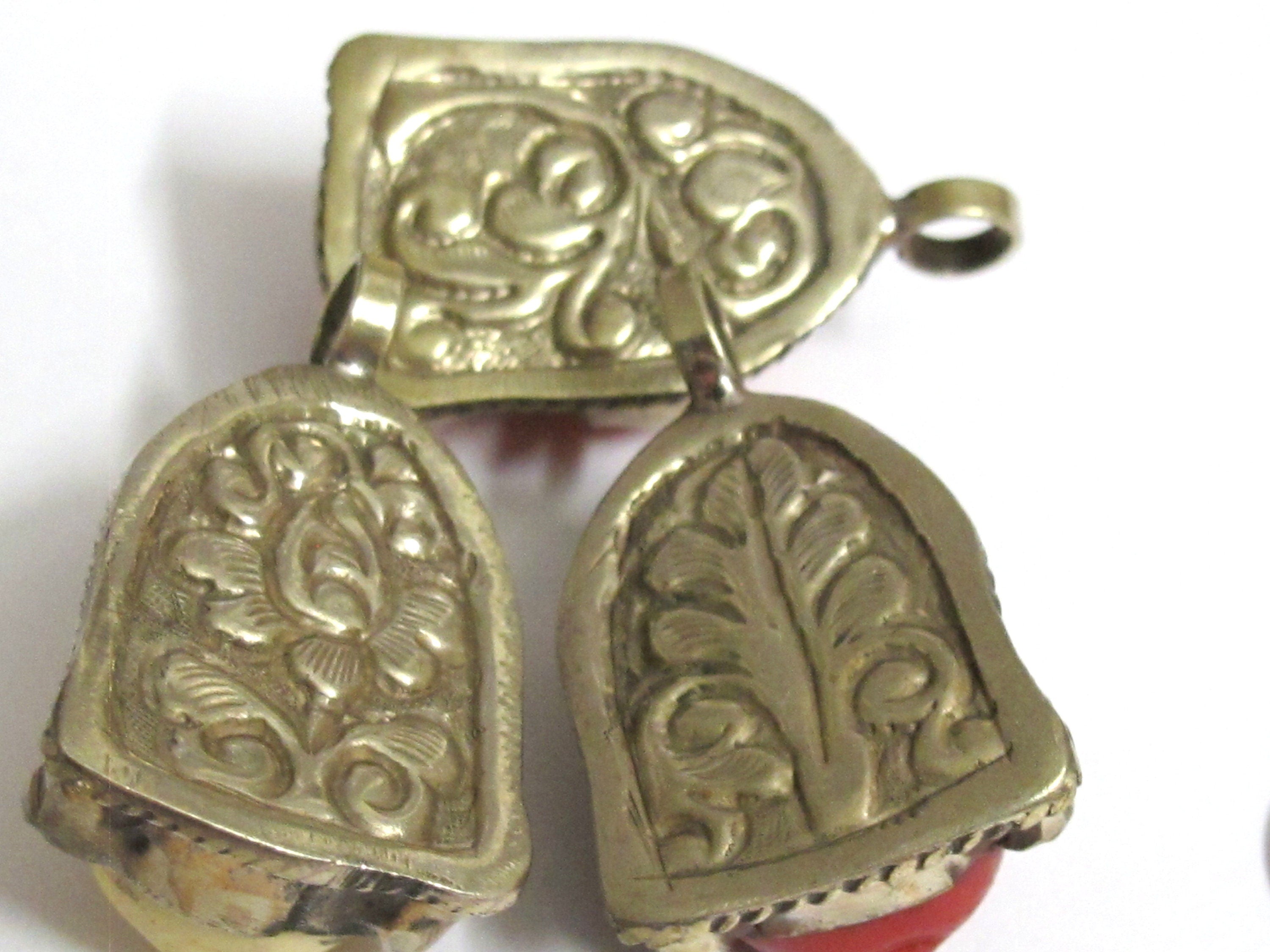 1 pendant - Tibetan Nepal resin Buddha face pendant with floral carving on other side-- PM485B
