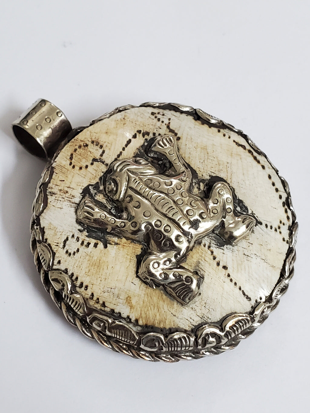 Tibetan animal frog design conch shell unique pendant with reverse side bee flower design - PM199C