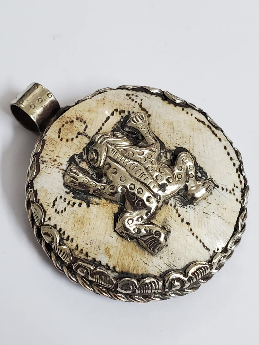 Tibetan animal frog design conch shell unique pendant with reverse side bee flower design - PM199C
