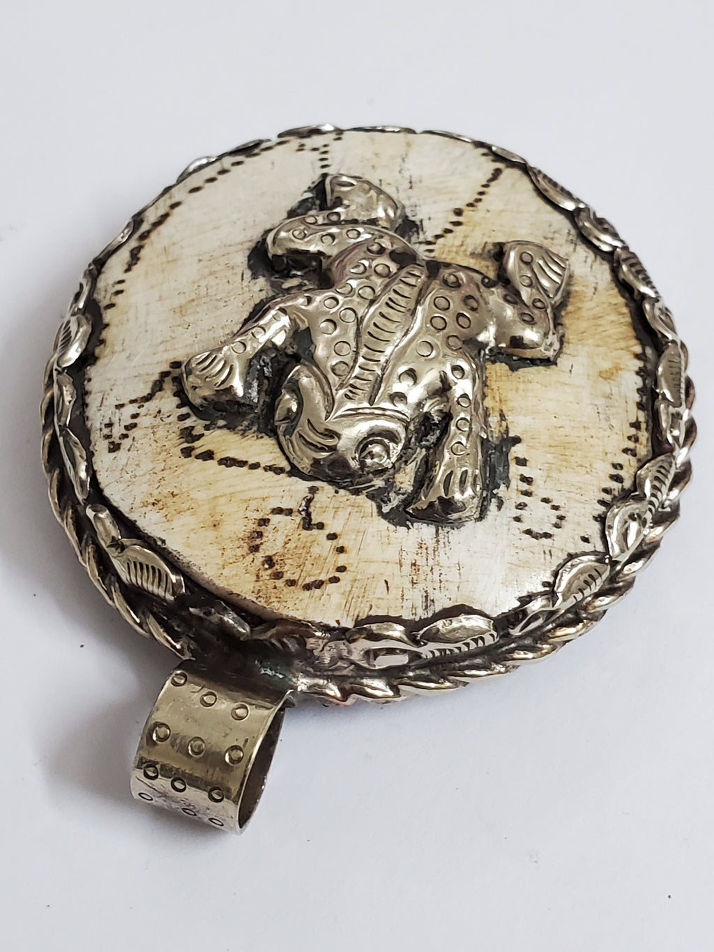 Tibetan animal frog design conch shell unique pendant with reverse side bee flower design - PM199C