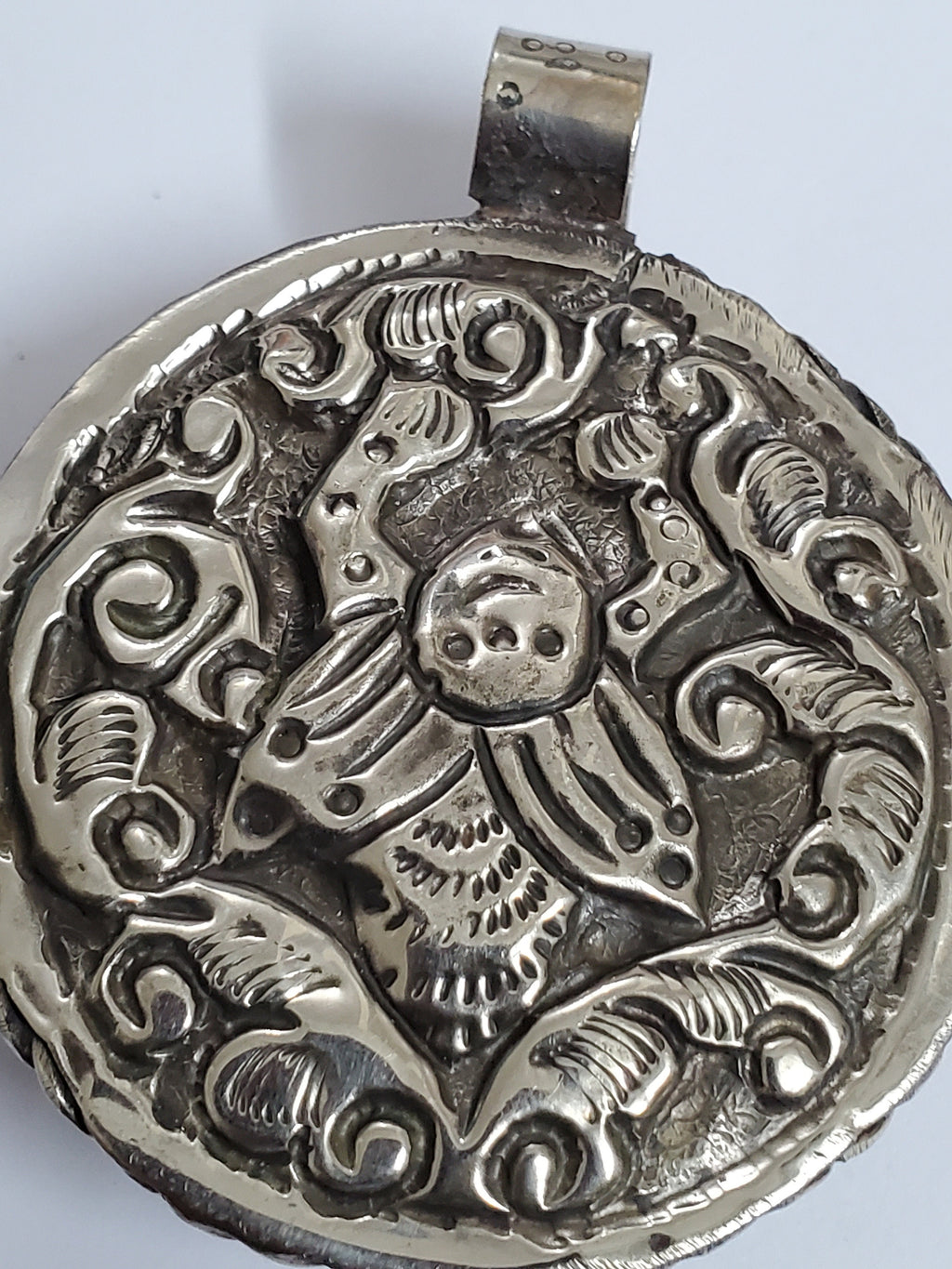 Tibetan animal frog design conch shell unique pendant with reverse side bee flower design - PM199C