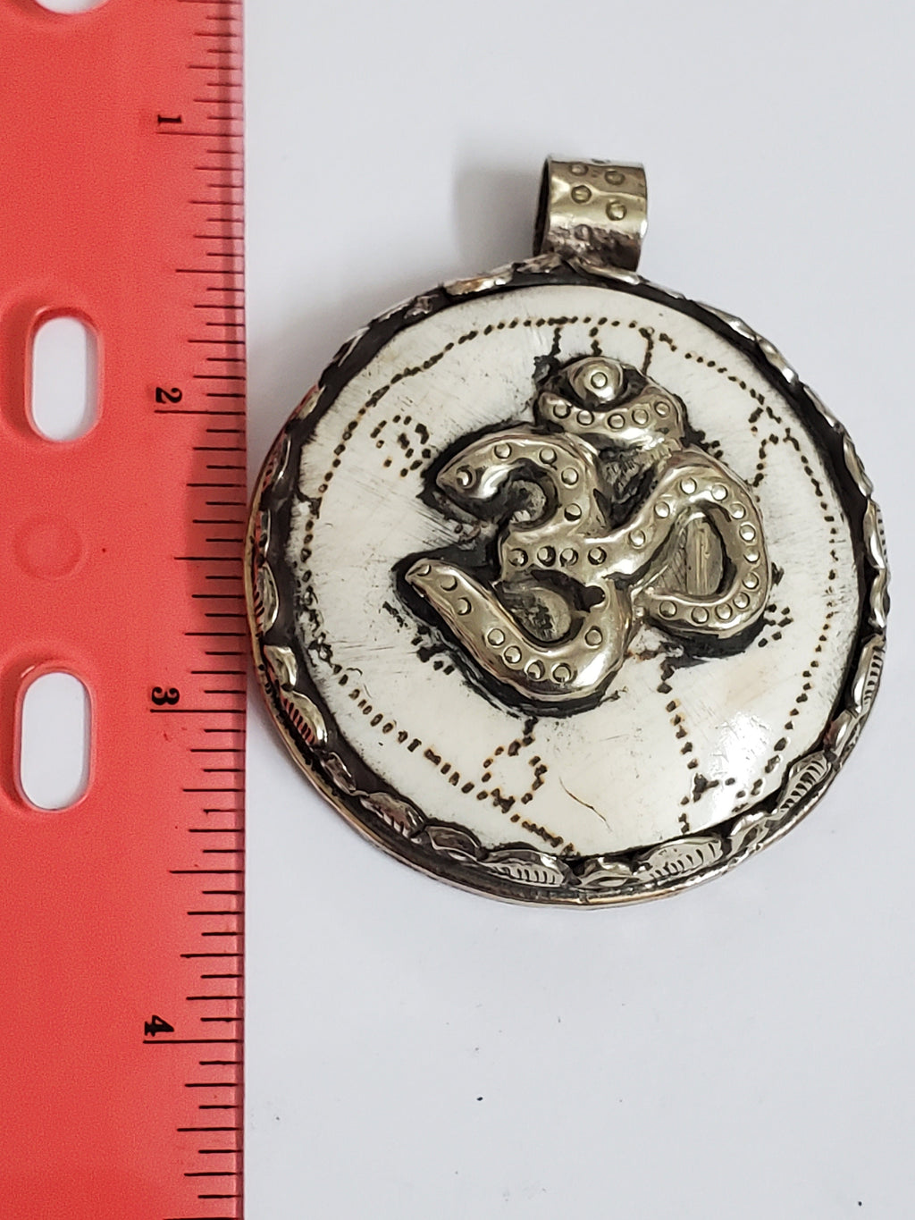 1 pendant - Ethnic tribal Tibetan om naga conch shell pendant Ohm Aum om mantra Nepal yoga meditation jewelry making - PM199D