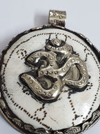 1 pendant - Ethnic tribal Tibetan om naga conch shell pendant Ohm Aum om mantra Nepal yoga meditation jewelry making - PM199D