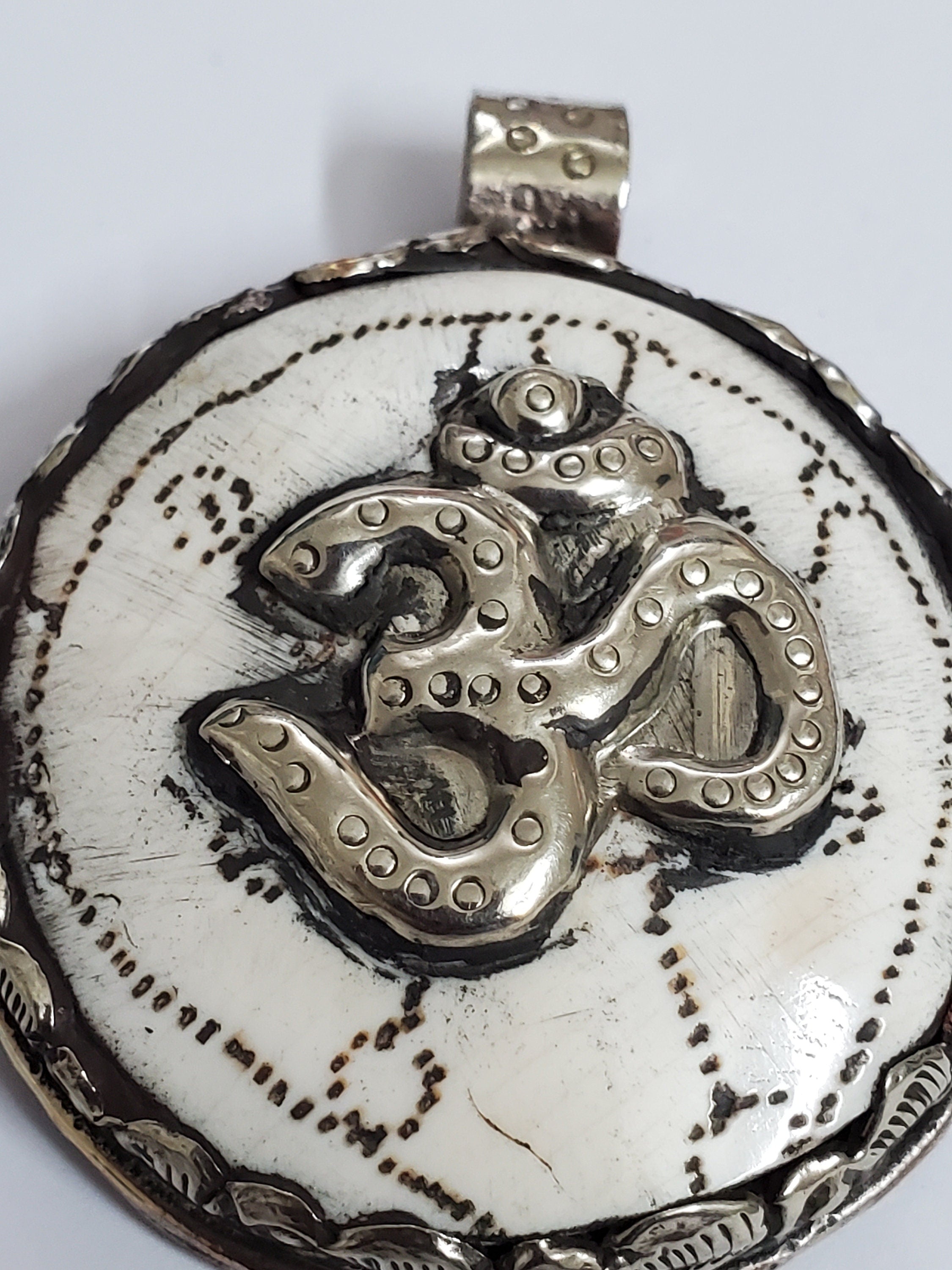 1 pendant - Ethnic tribal Tibetan om naga conch shell pendant Ohm Aum om mantra Nepal yoga meditation jewelry making - PM199D