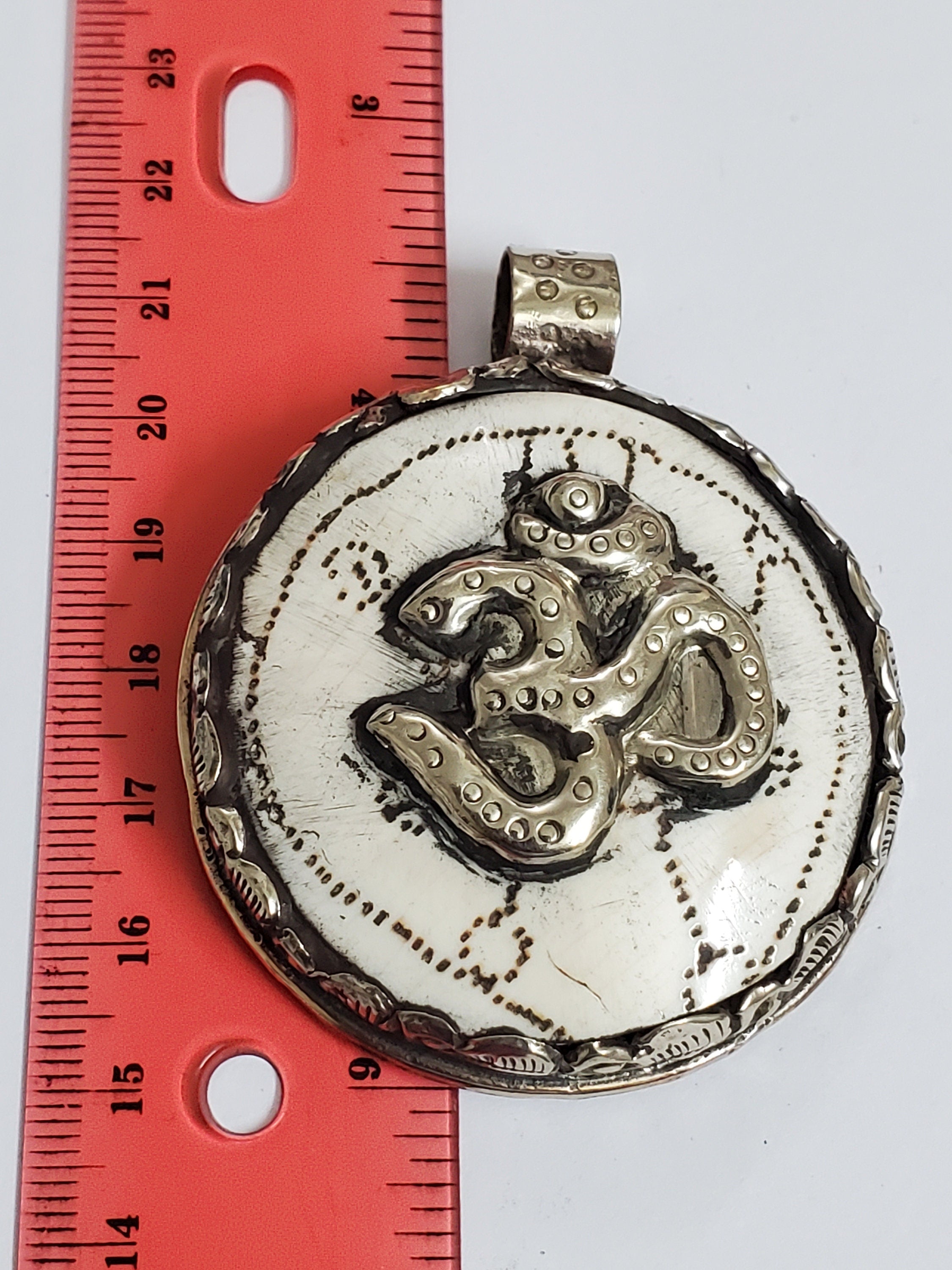 1 pendant - Ethnic tribal Tibetan om naga conch shell pendant Ohm Aum om mantra Nepal yoga meditation jewelry making - PM199D