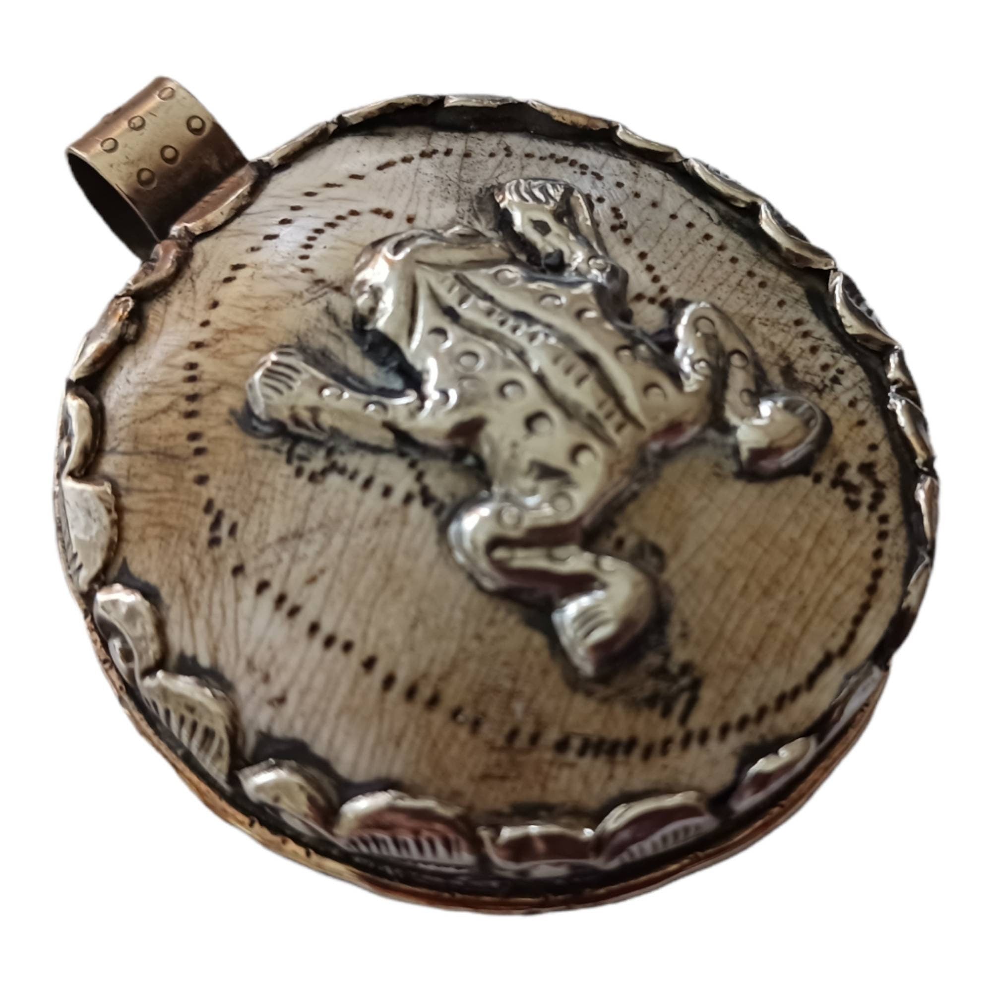 OOAK Ethnic tribal Tibetan naga conch shell Frog pendant tribal figure carved reverse side floral design -Nepal PM409MF