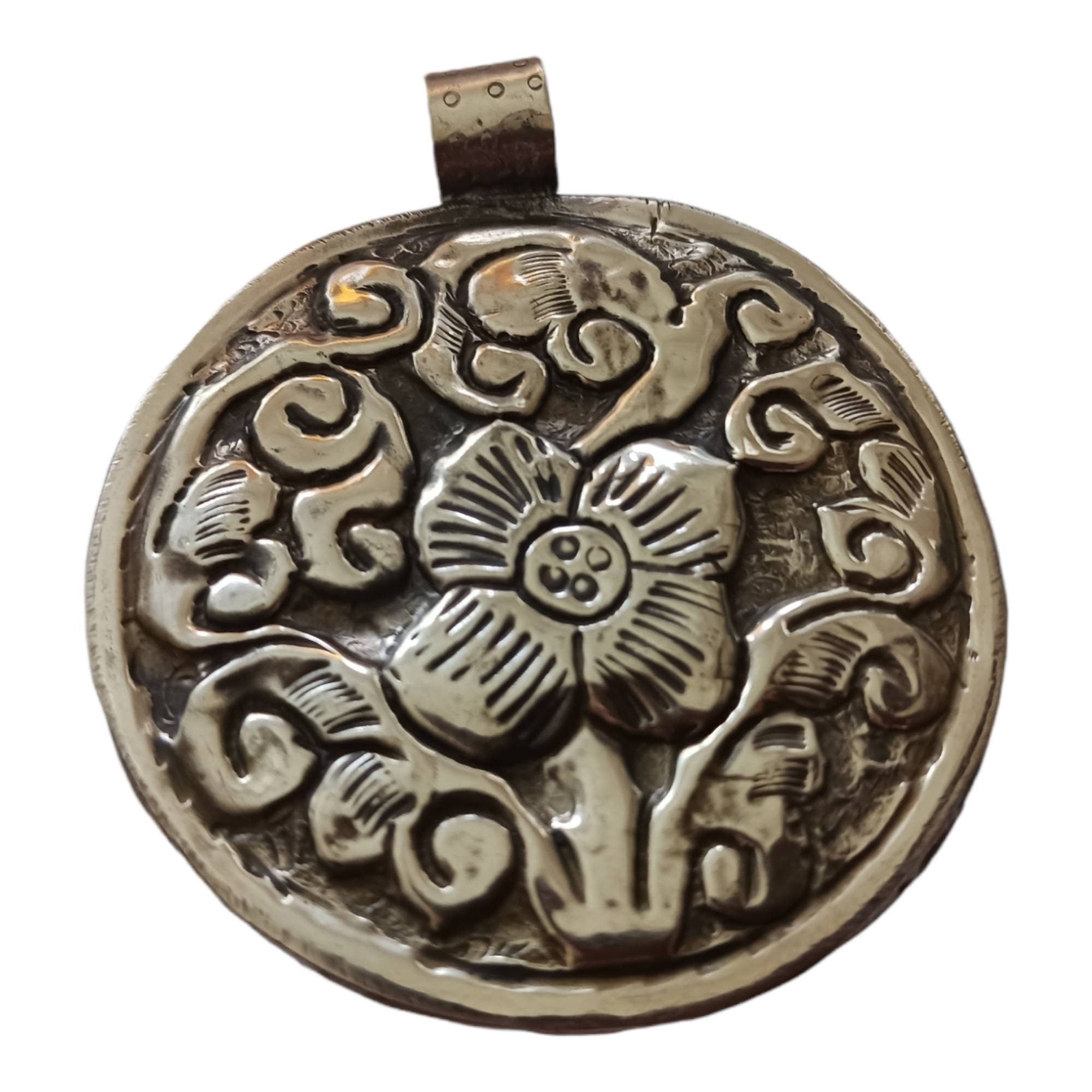 OOAK Ethnic tribal Tibetan naga conch shell Frog pendant tribal figure carved reverse side floral design -Nepal PM409MF