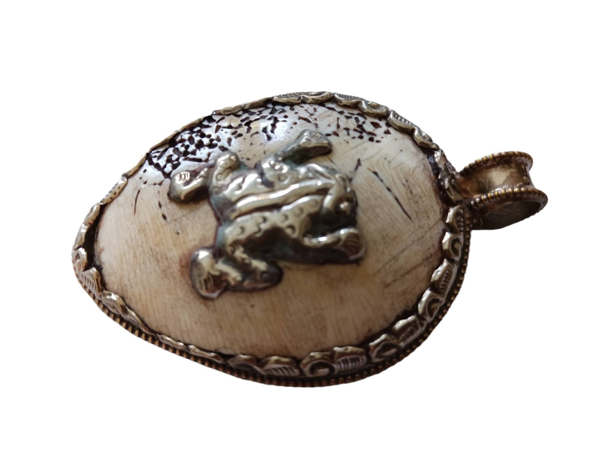 OOAK unique Tibetan naga conch shell Frog pendant reverse side Phoenix bird design -Nepal PM409MG