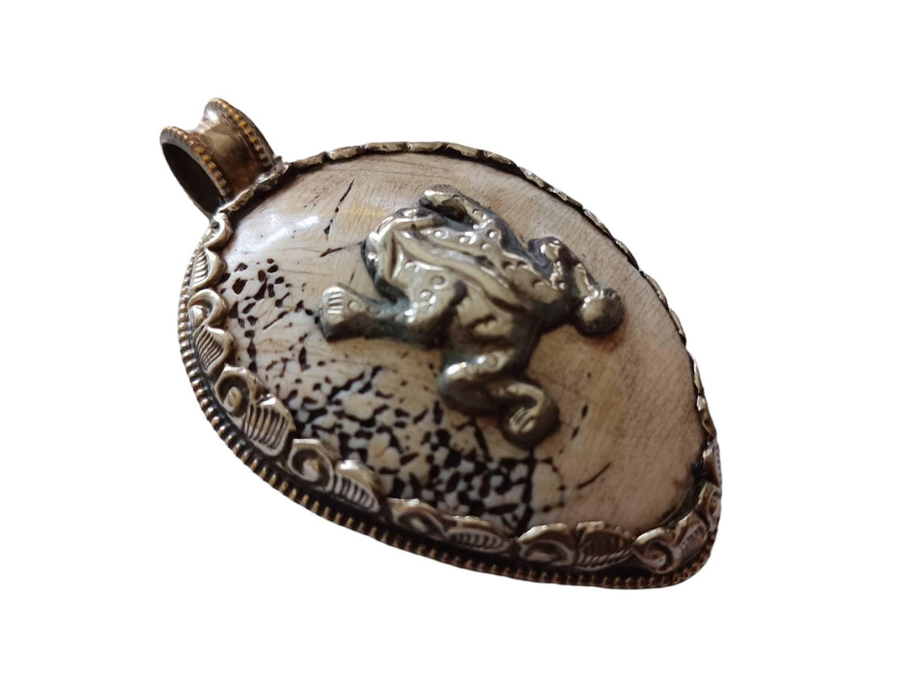 OOAK unique Tibetan naga conch shell Frog pendant reverse side Phoenix bird design -Nepal PM409MG