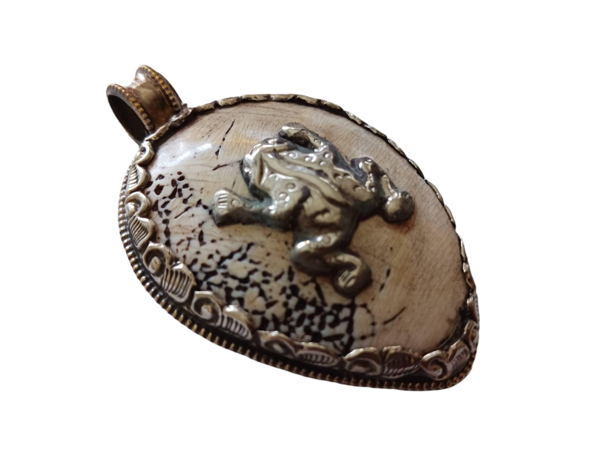 OOAK unique Tibetan naga conch shell Frog pendant reverse side Phoenix bird design -Nepal PM409MG