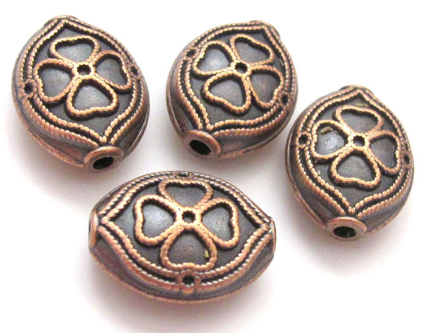 4 beads - Clover design copper tone metal beads BD187