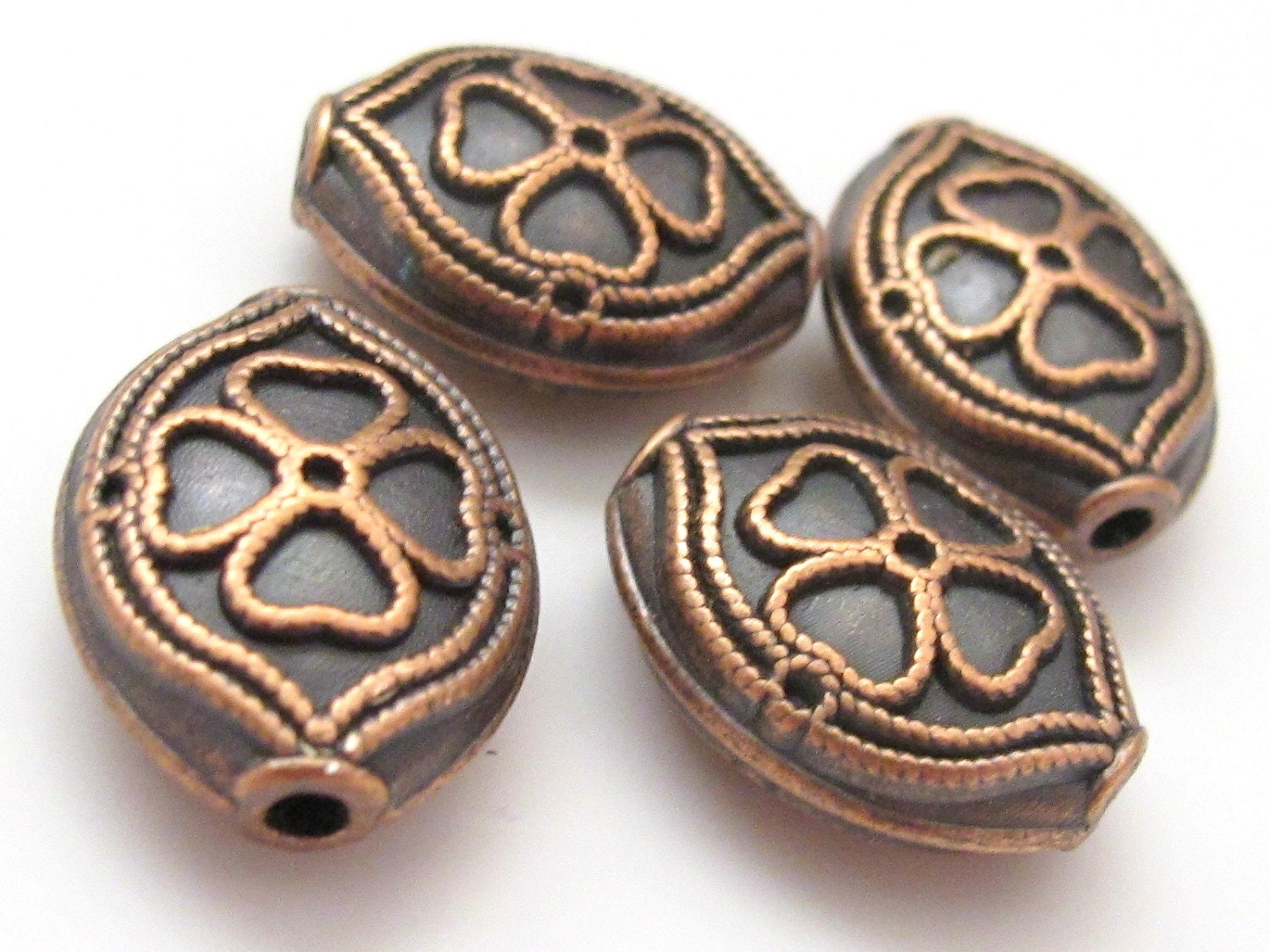 4 beads - Clover design copper tone metal beads BD187