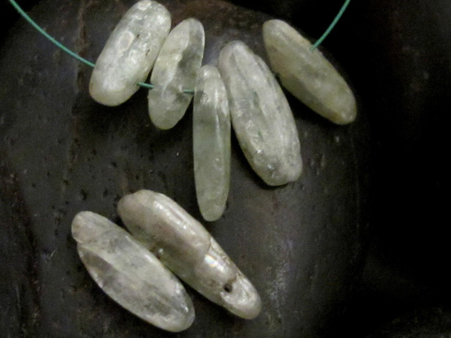 Natural Green Kyanite Sticks - 5 beads - GM006