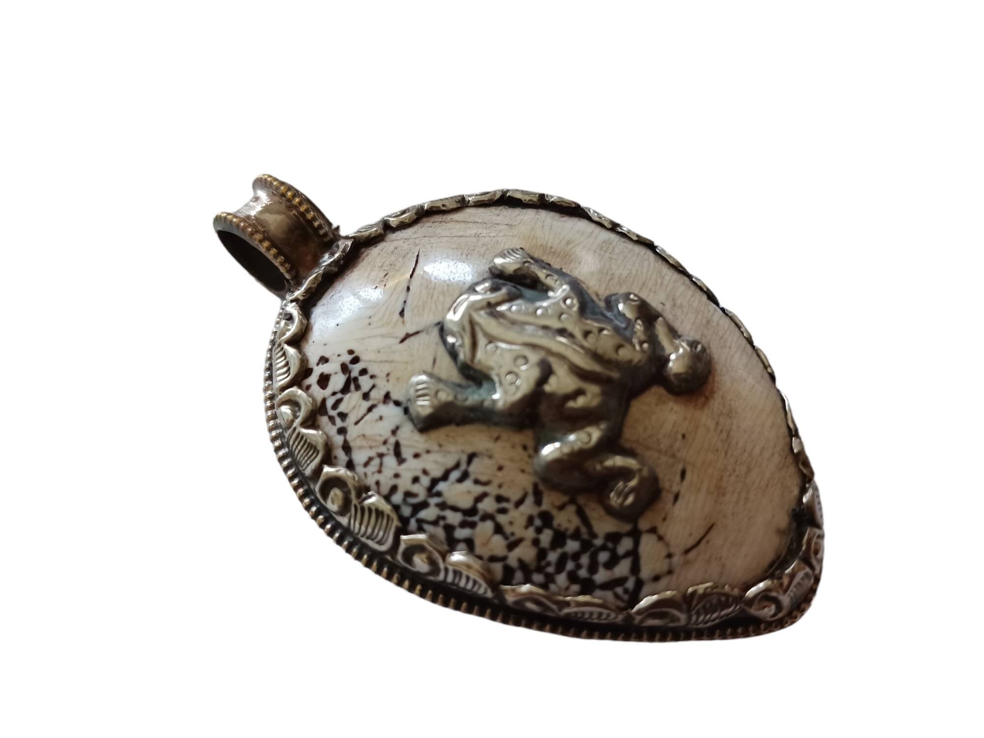 OOAK unique Tibetan naga conch shell Frog pendant reverse side Phoenix bird design -Nepal PM409MG