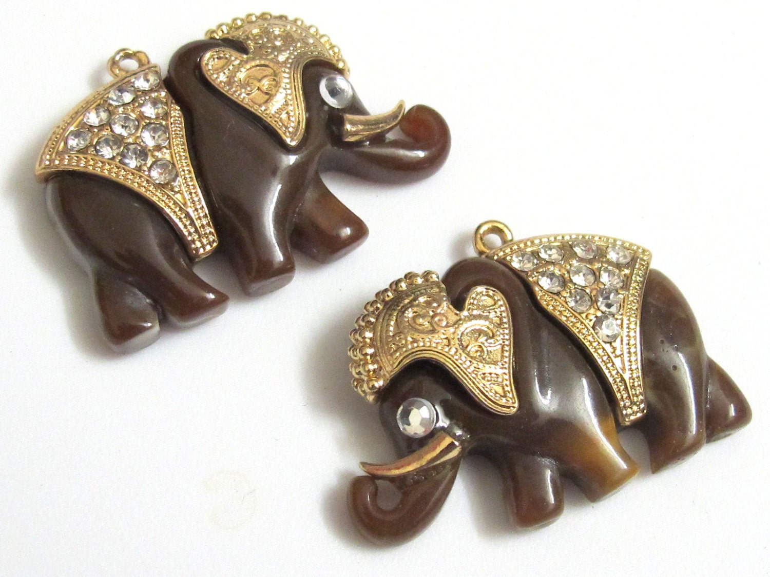 2 pieces - Resin elephant charms with sparkly rhinestones - SP005A