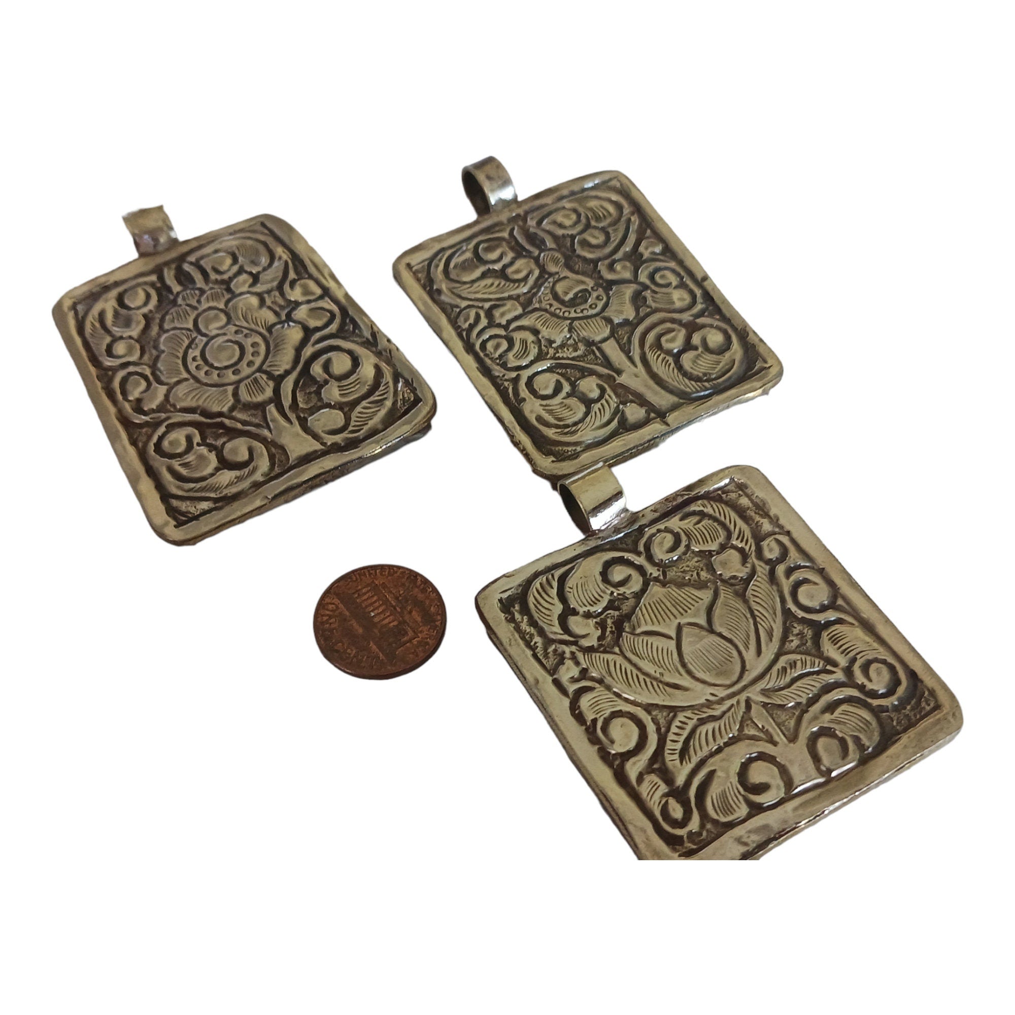 1 Pendant - Reversible Tibetan turquoise gemstone pendant with floral design on reverse side Nepal - PM622K