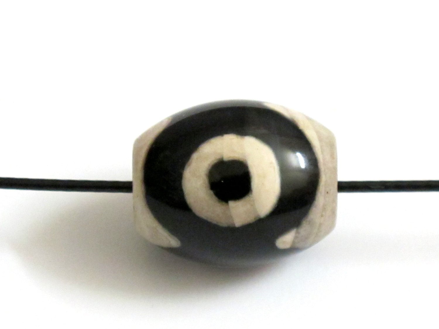 Tibetan etched agate dzi bead - GM043 - 1 bead