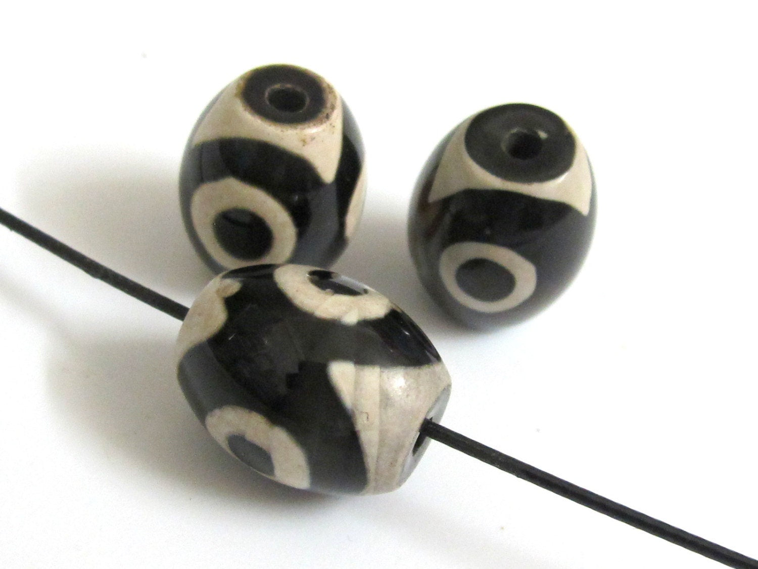 Tibetan etched agate dzi bead - GM043 - 1 bead