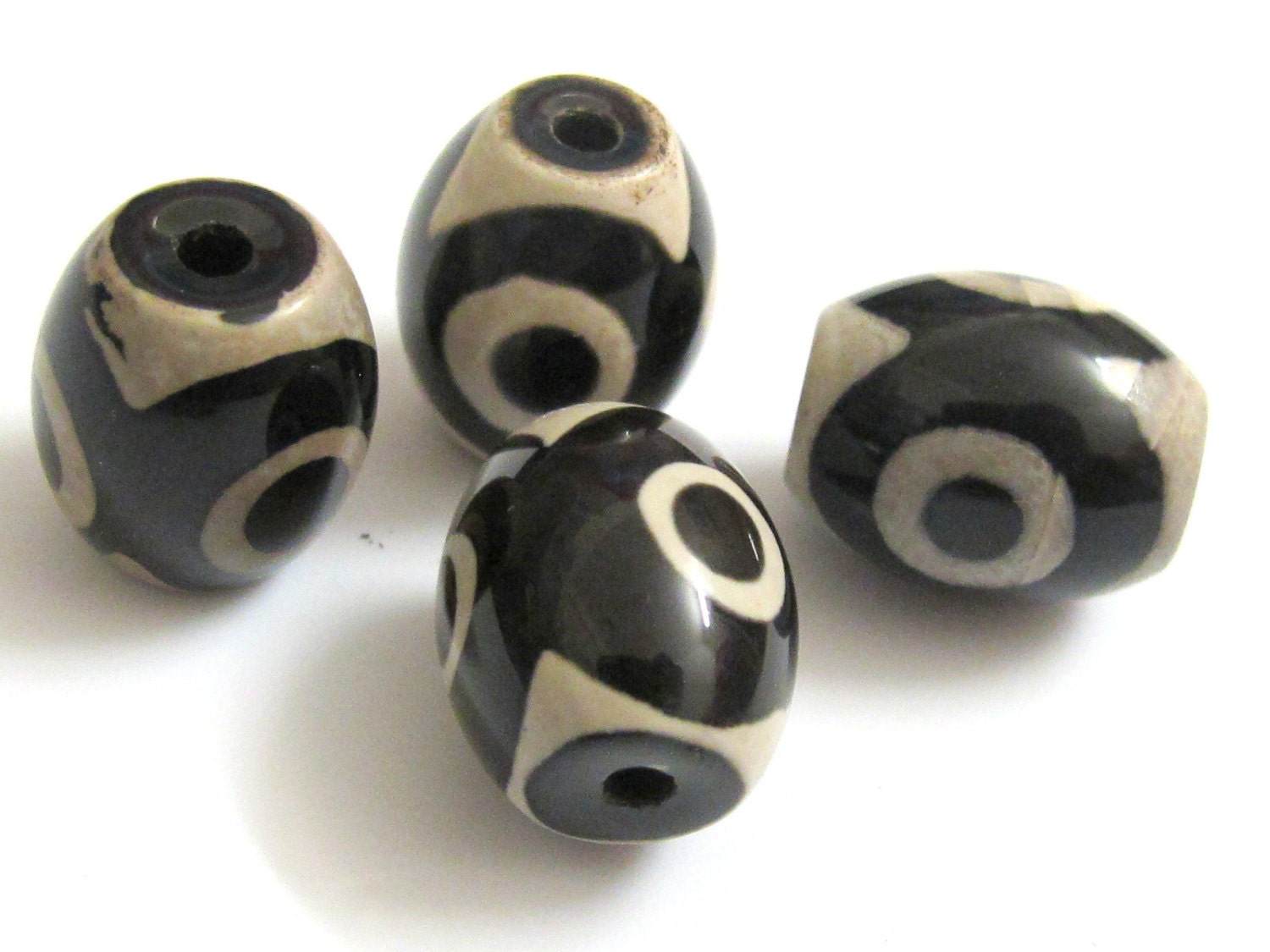 Tibetan etched agate dzi bead - GM043 - 1 bead